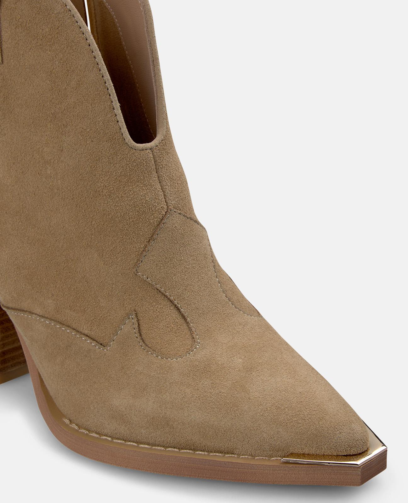 Botins Cowboy em Pele com Corte Decotado Frontal e Detalhe Metálico no Tacão Areia-4