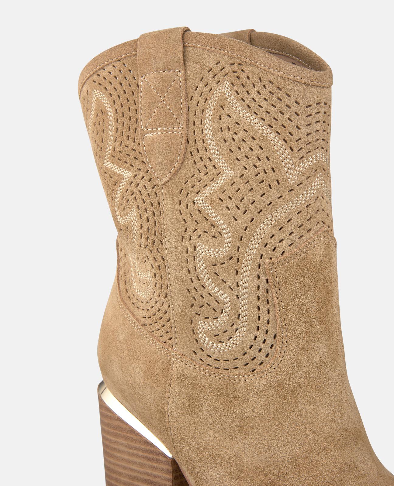 Botins Cowboy em Pele com Detalhe Perfurado e Alças Laterais Areia-4