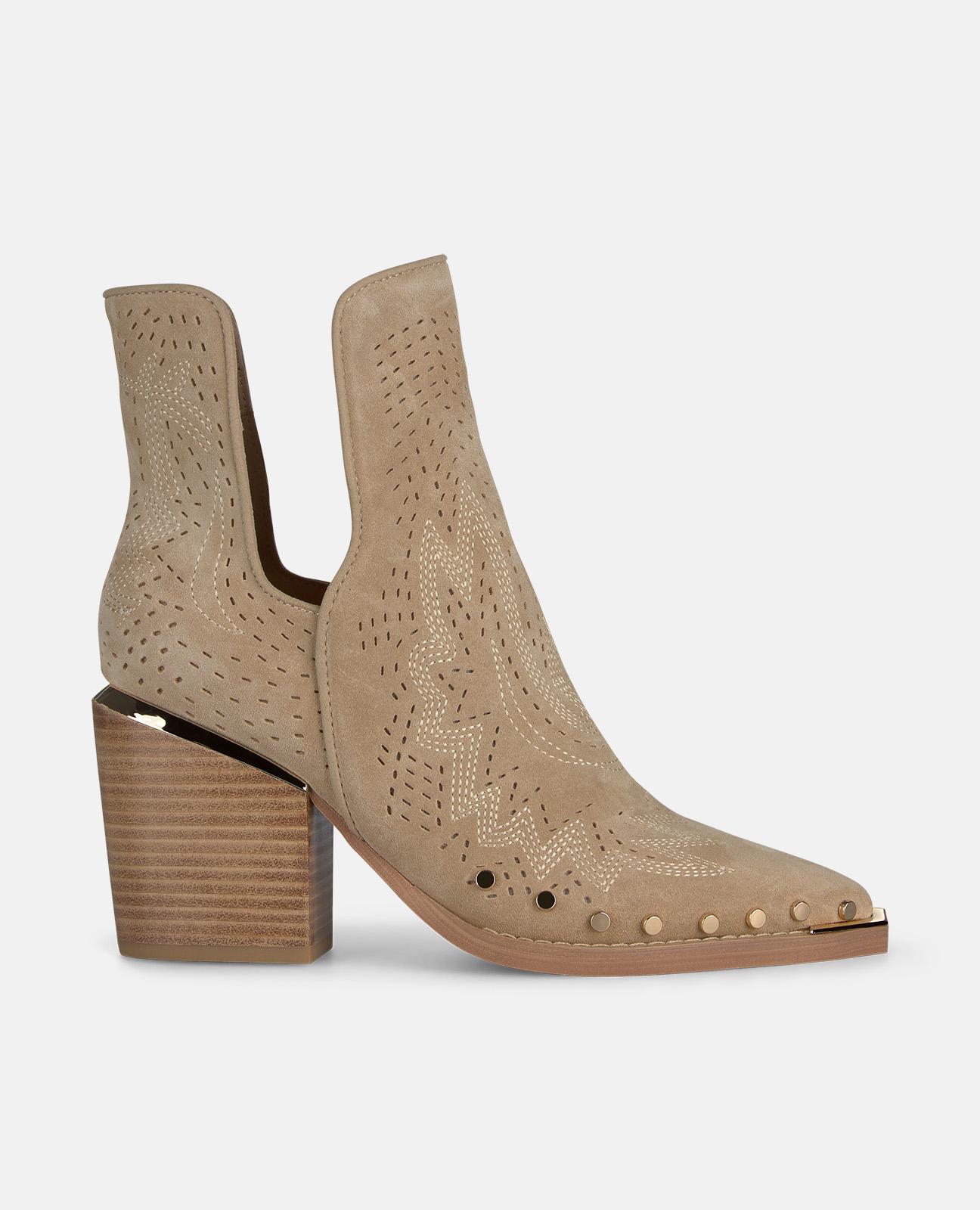 Botins Cowboy em Pele com Detalhe Perfurado e Tachas Frontais Areia-1