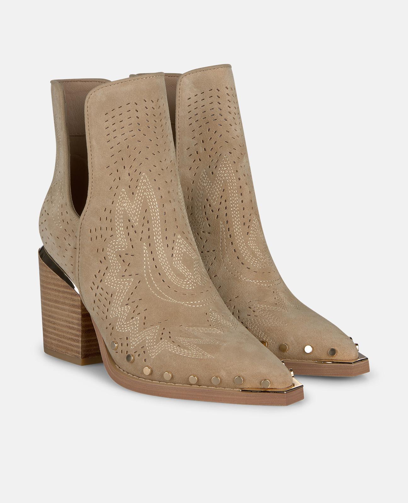 Botins Cowboy em Pele com Detalhe Perfurado e Tachas Frontais Areia-2
