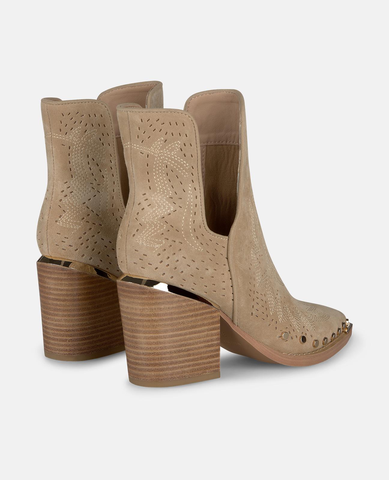 Botins Cowboy em Pele com Detalhe Perfurado e Tachas Frontais Areia-3