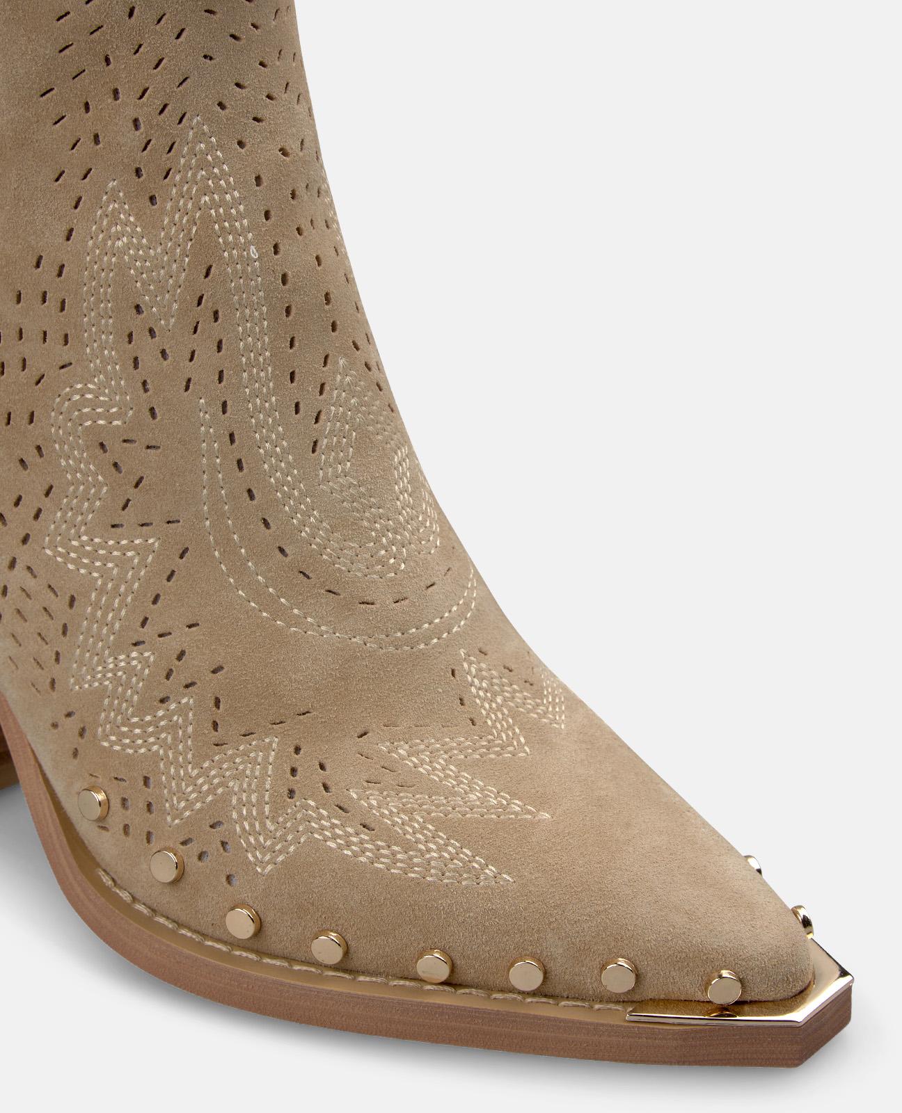 Botins Cowboy em Pele com Detalhe Perfurado e Tachas Frontais Areia-4
