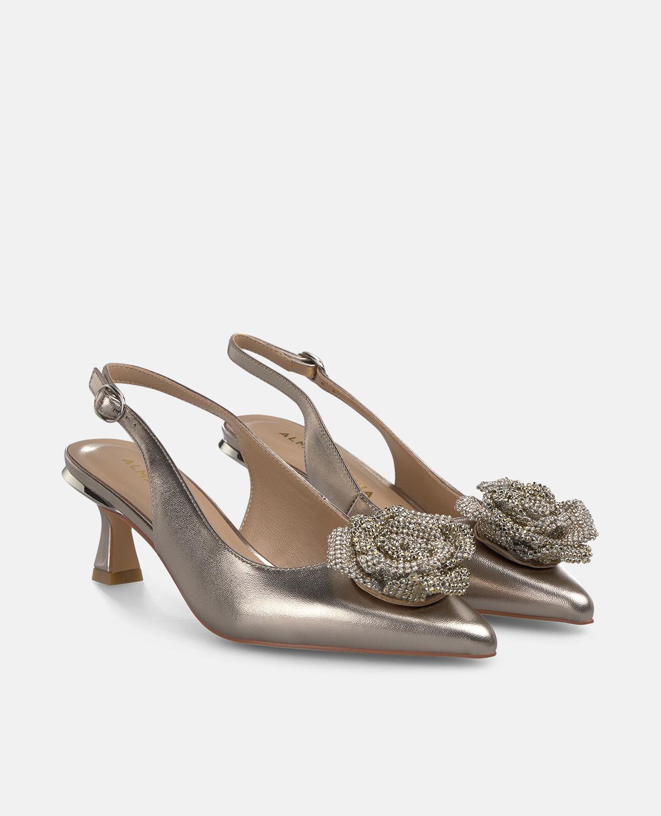 Sapatos de Salto com o Calcanhar Aberto de Salto Mini e Biqueira Pontiaguda com Adorno Flor Ouro-2