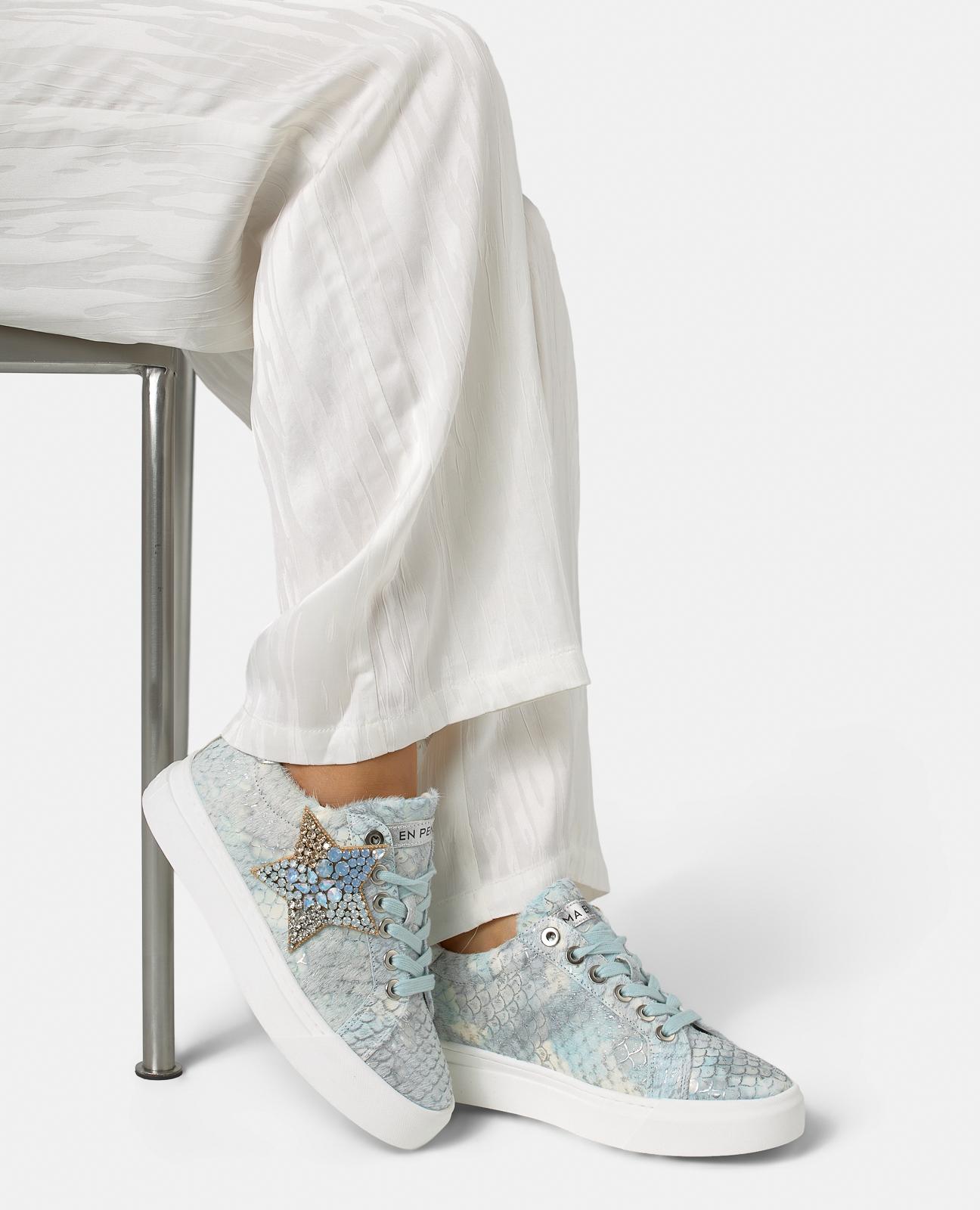 Sapatilhas Desportivas de Pele com Estampado Fantasia e Detalhe Joia Azul-claro-5