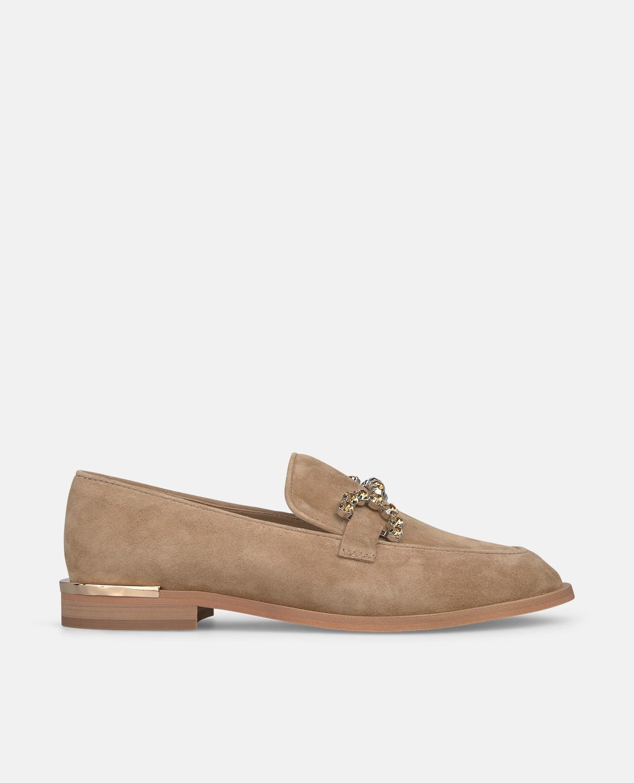 Imagem 0 de Mocassins Rasos com Adorno Metálico e Detalhe no Tacão