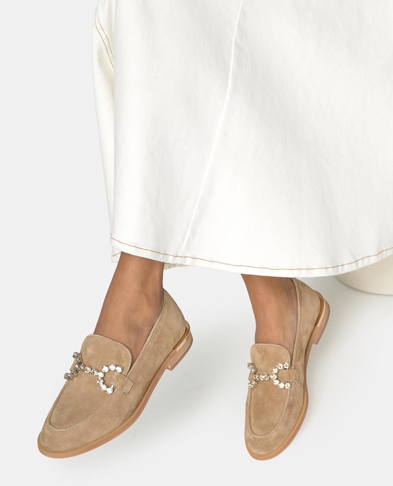 Mocassins Rasos com Adorno Metálico e Detalhe no Tacão Areia-5
