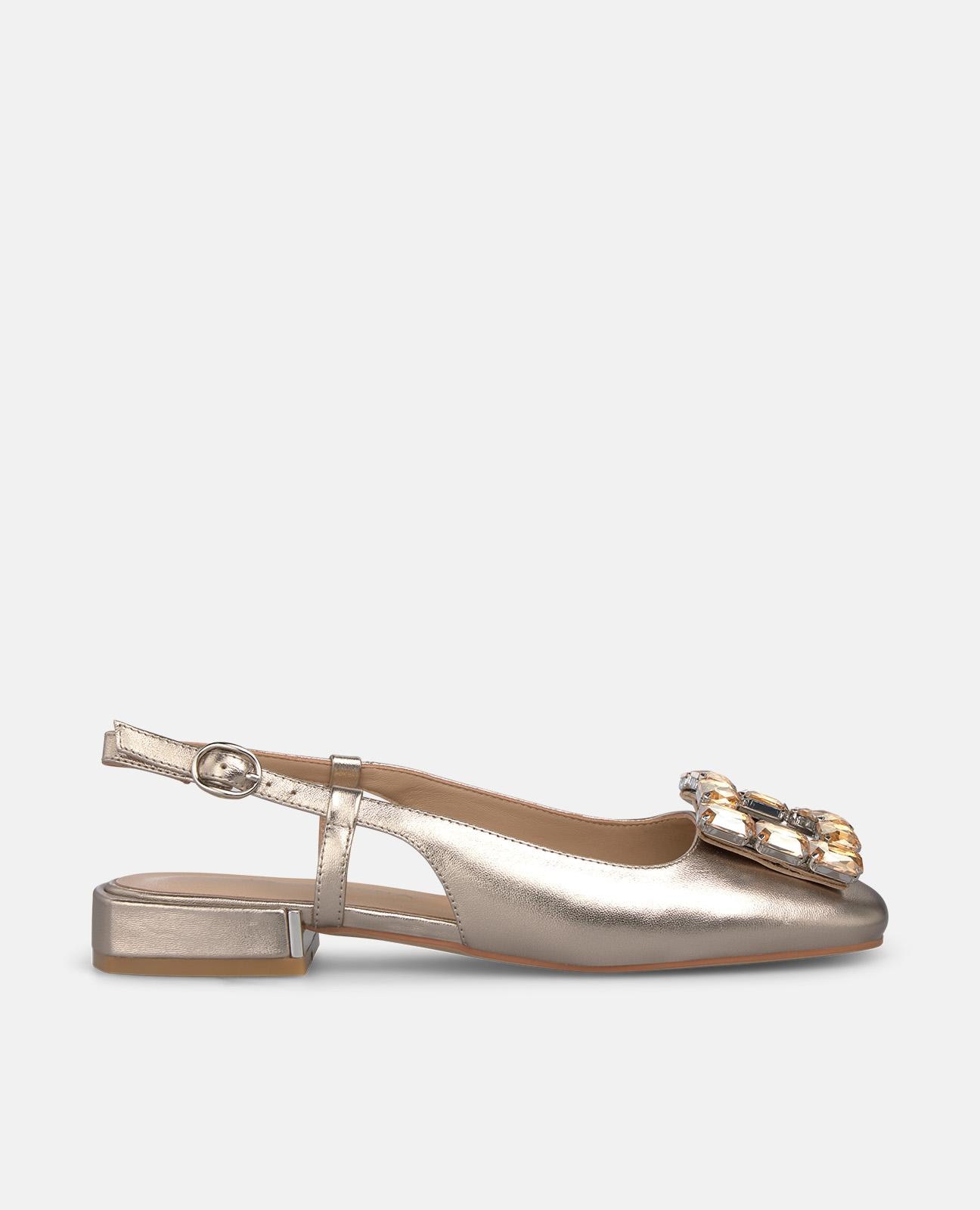 Imagem 0 de Sapatos de Salto com Calcanhar Aberto Efeito Metalizado com Adorno Metálico Frontal