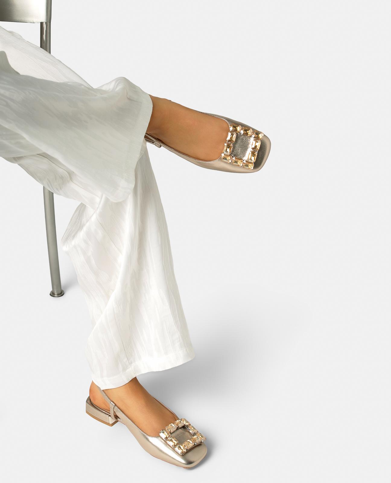 Sapatos de Salto com Calcanhar Aberto Efeito Metalizado com Adorno Metálico Frontal Ouro-5