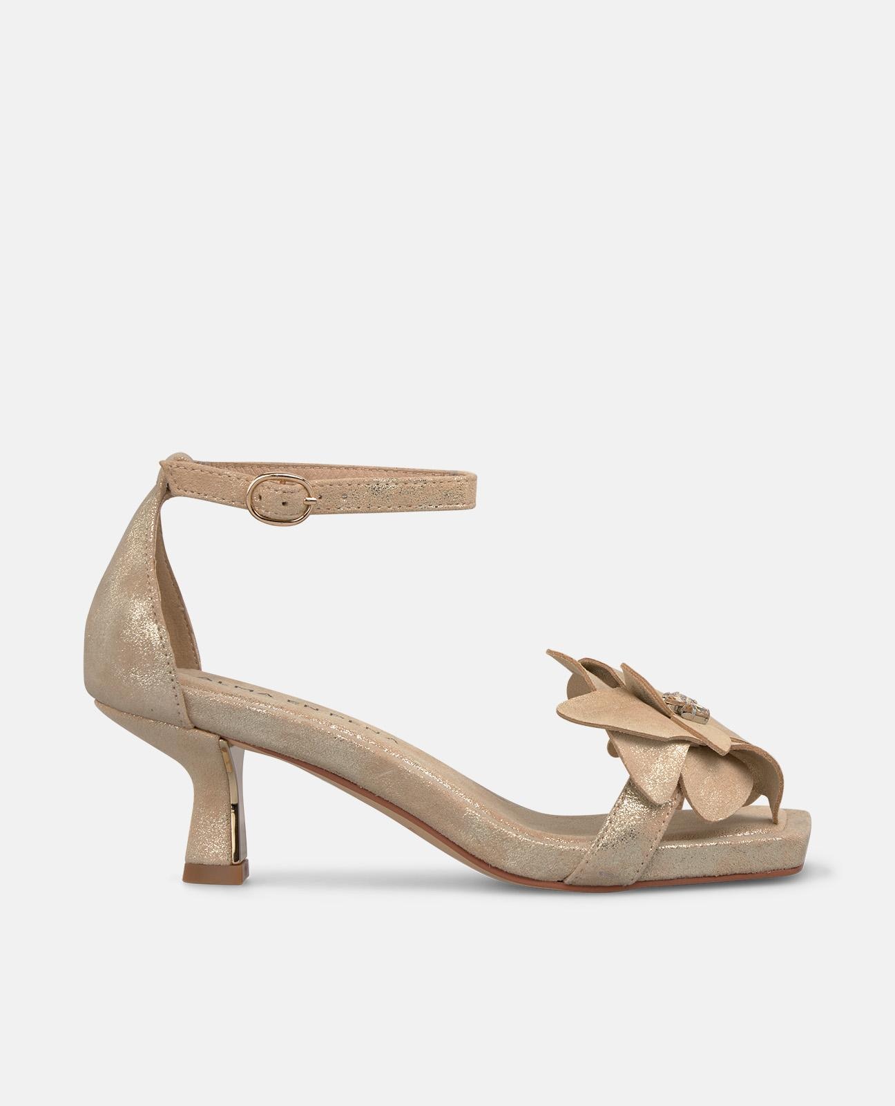 Imagem 0 de Sandálias de Salto com Detalhe de Flor e Fecho de Fivela