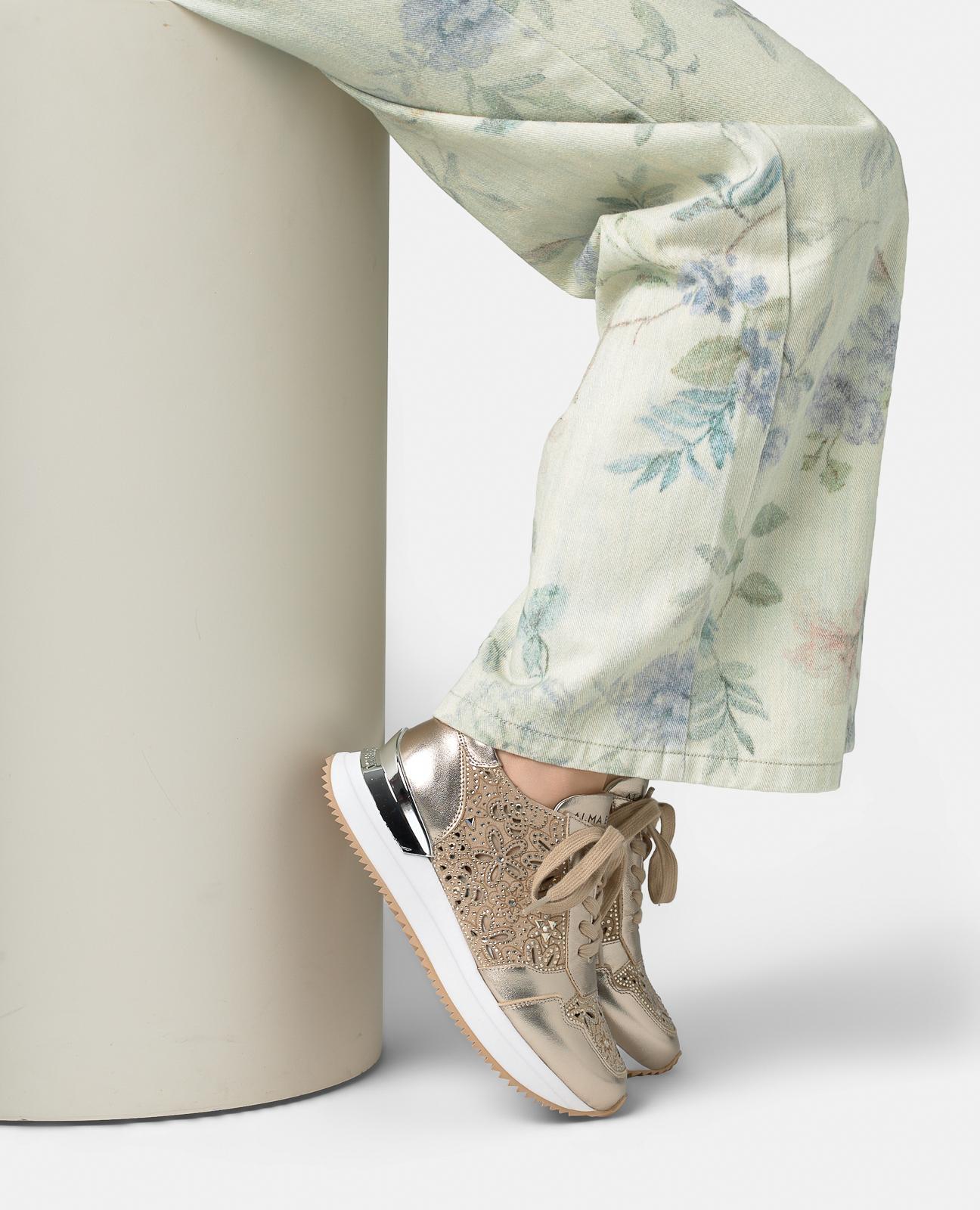 Sapatilhas Desportivas de Pele com Efeito Metalizado Perfuradas com Motivo Floral Ouro-5