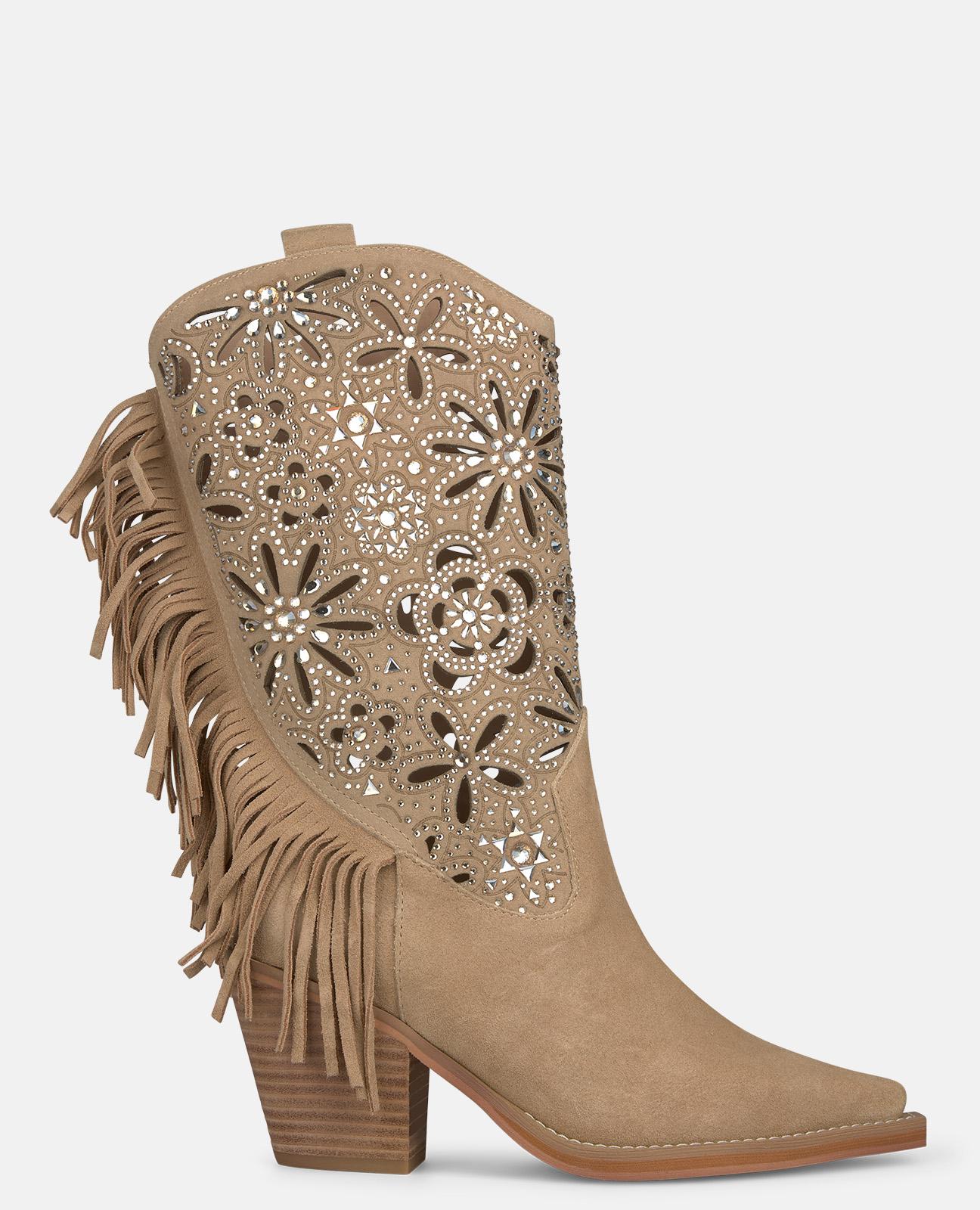 Imagem 0 de Botas Cowboy em Pé com Detalhe Perfurado de Transfer e Franjas