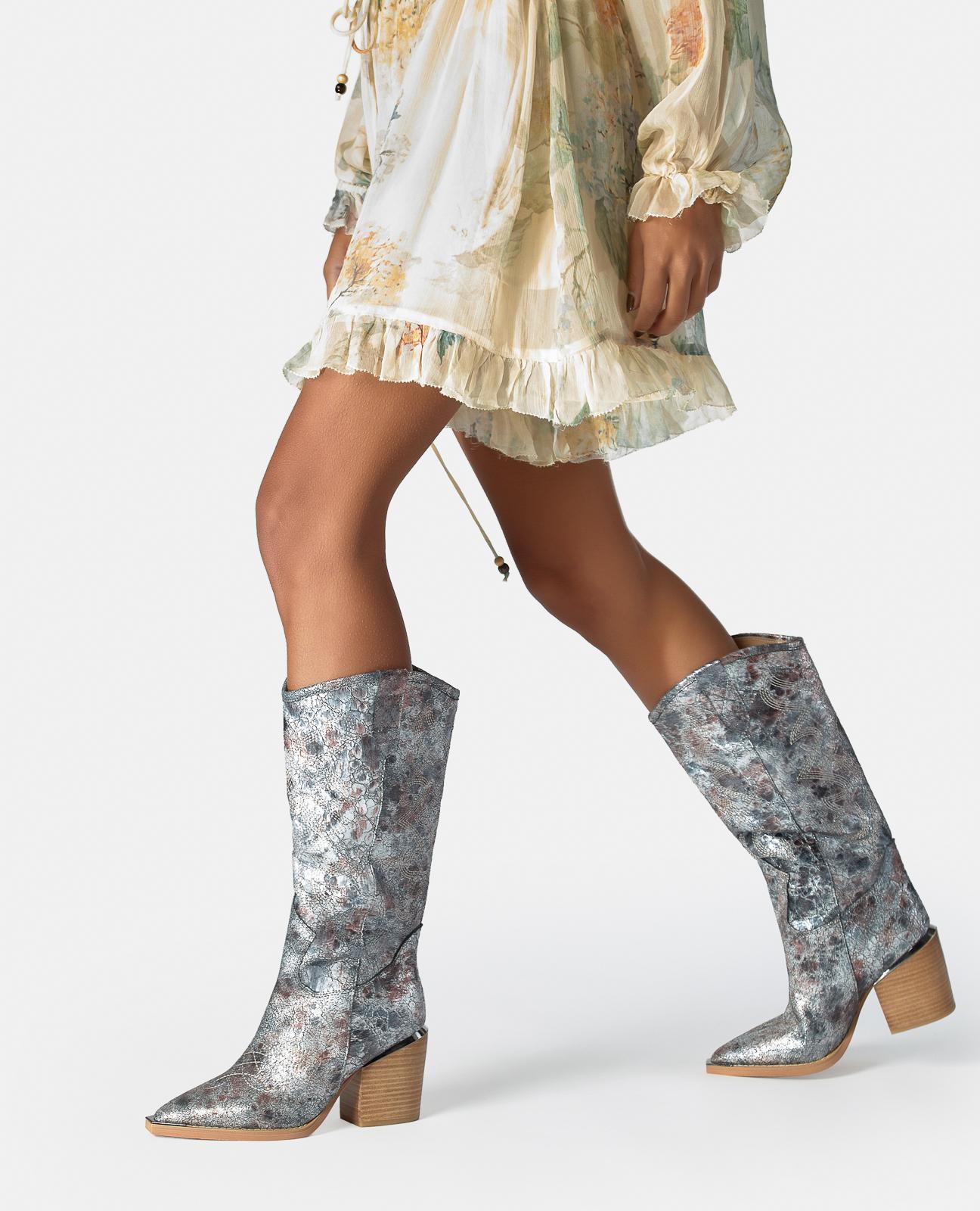 Botas Cowboy em Pele Efeito Fantasia com Detalhe Metálico no Tacão Prateado-5
