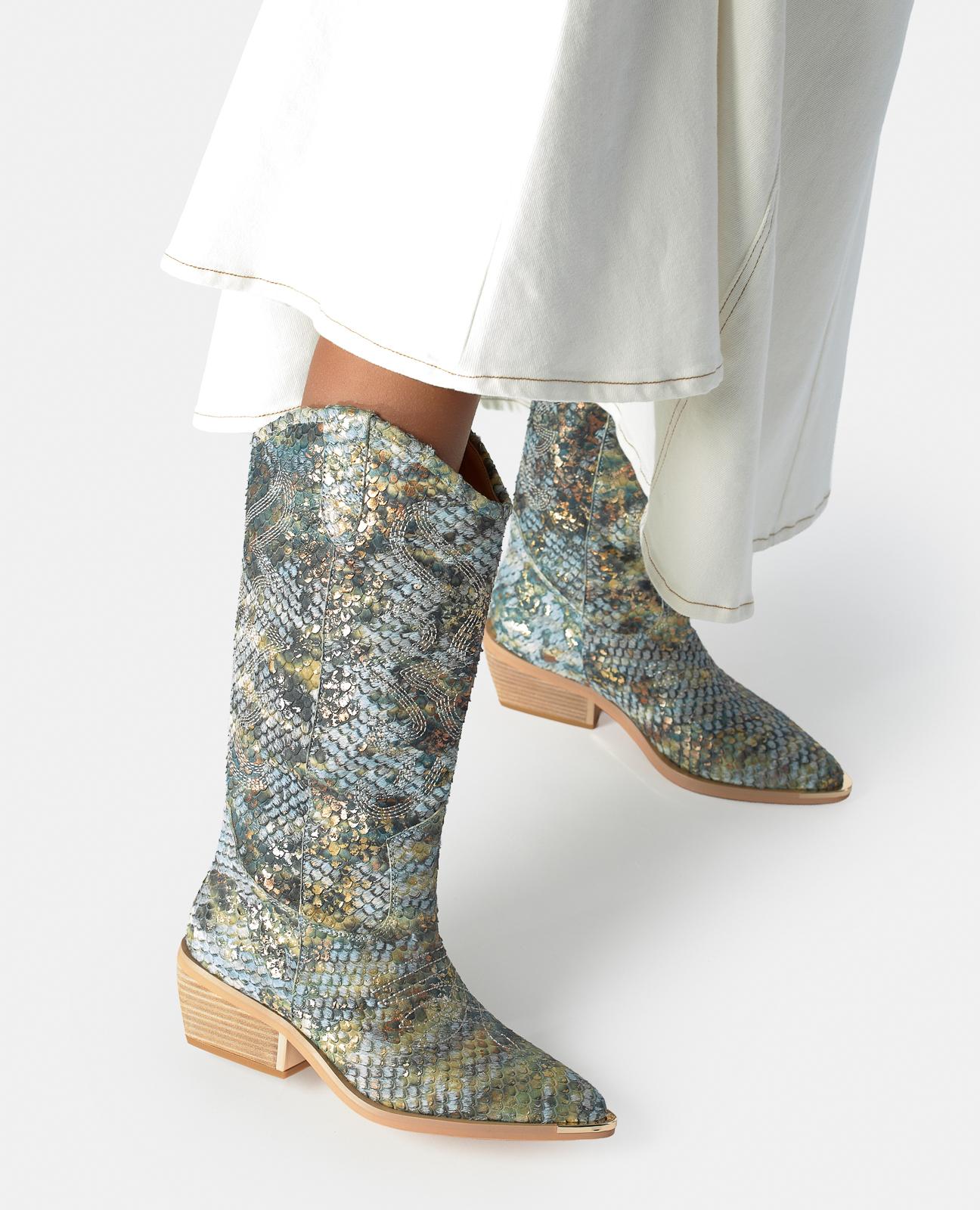 Botas Cowboy em Pele Efeito Fantasia com Detalhe Metálico no Tacão Azul / Verde-5