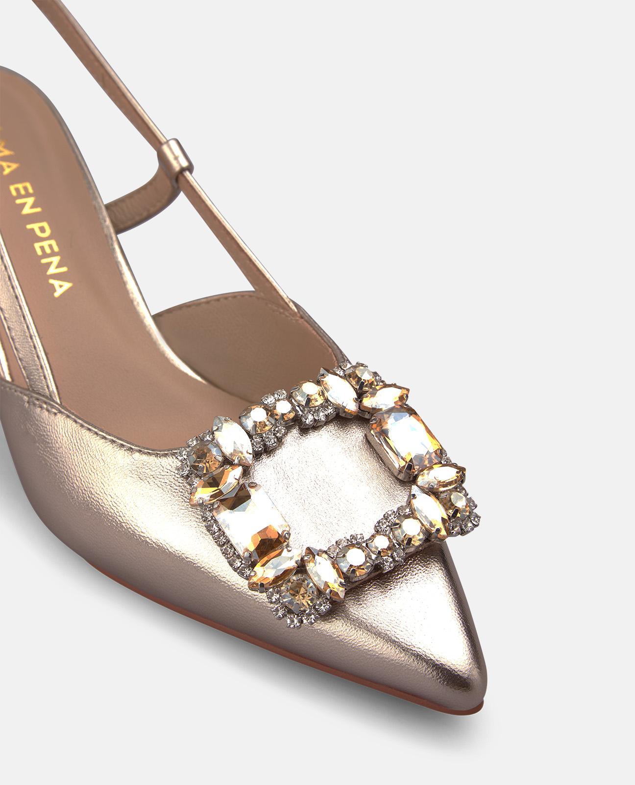 Sapatos de Salto em Pele com Calcanhar Aberto Efeito Metalizado com Detalhe Joia Dourado-4