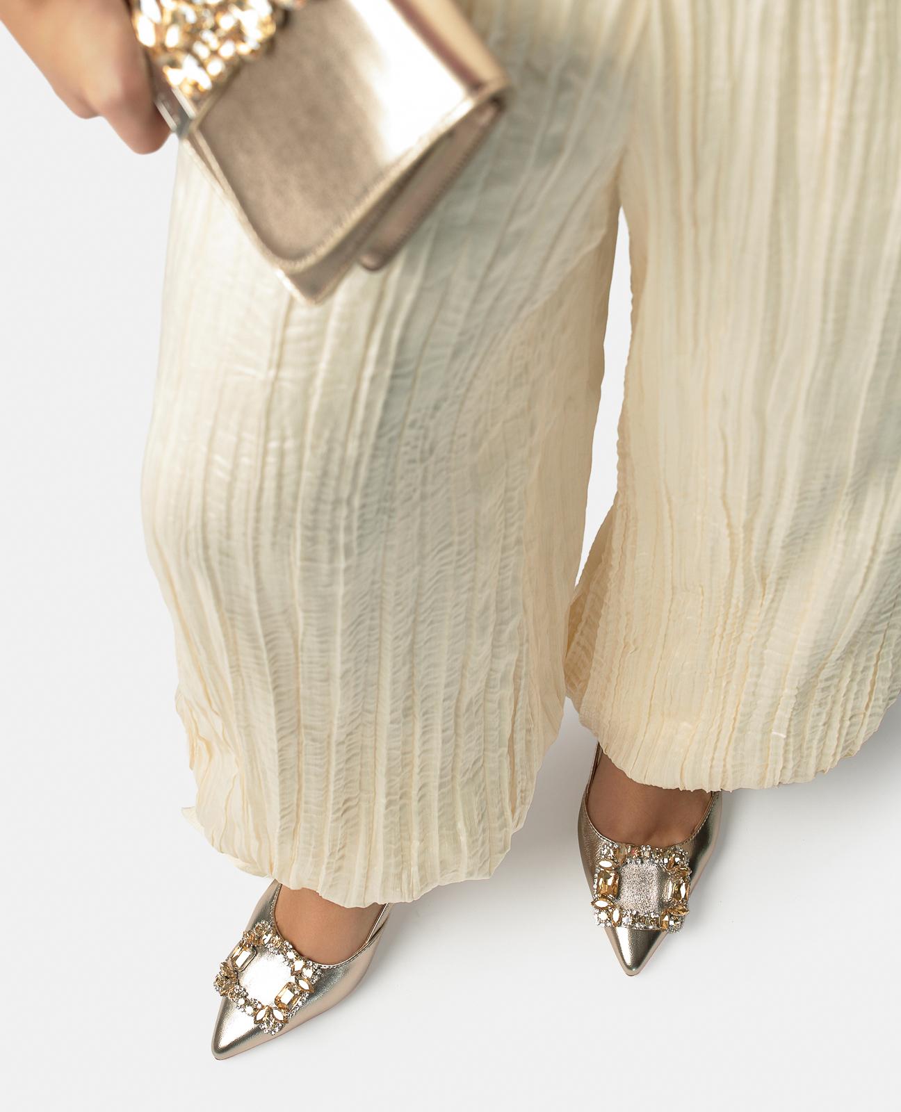 Sapatos de Salto em Pele com Calcanhar Aberto Efeito Metalizado com Detalhe Joia Dourado-5
