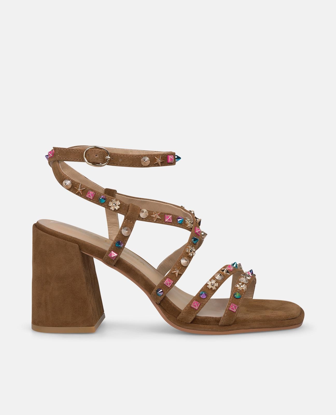 Imagem 0 de Sandálias de Salto com Múltiplas Tiras com Detalhe Tachas Multicolor