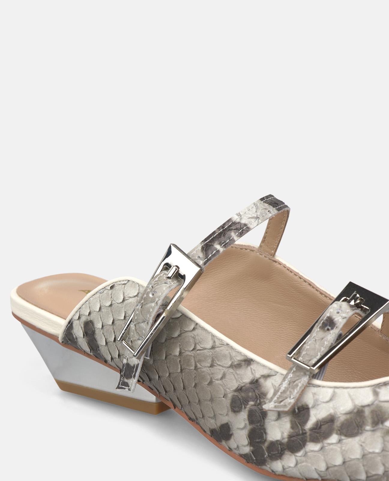Mules de Salto Efeito Metalizado com Fivelas Branco-4