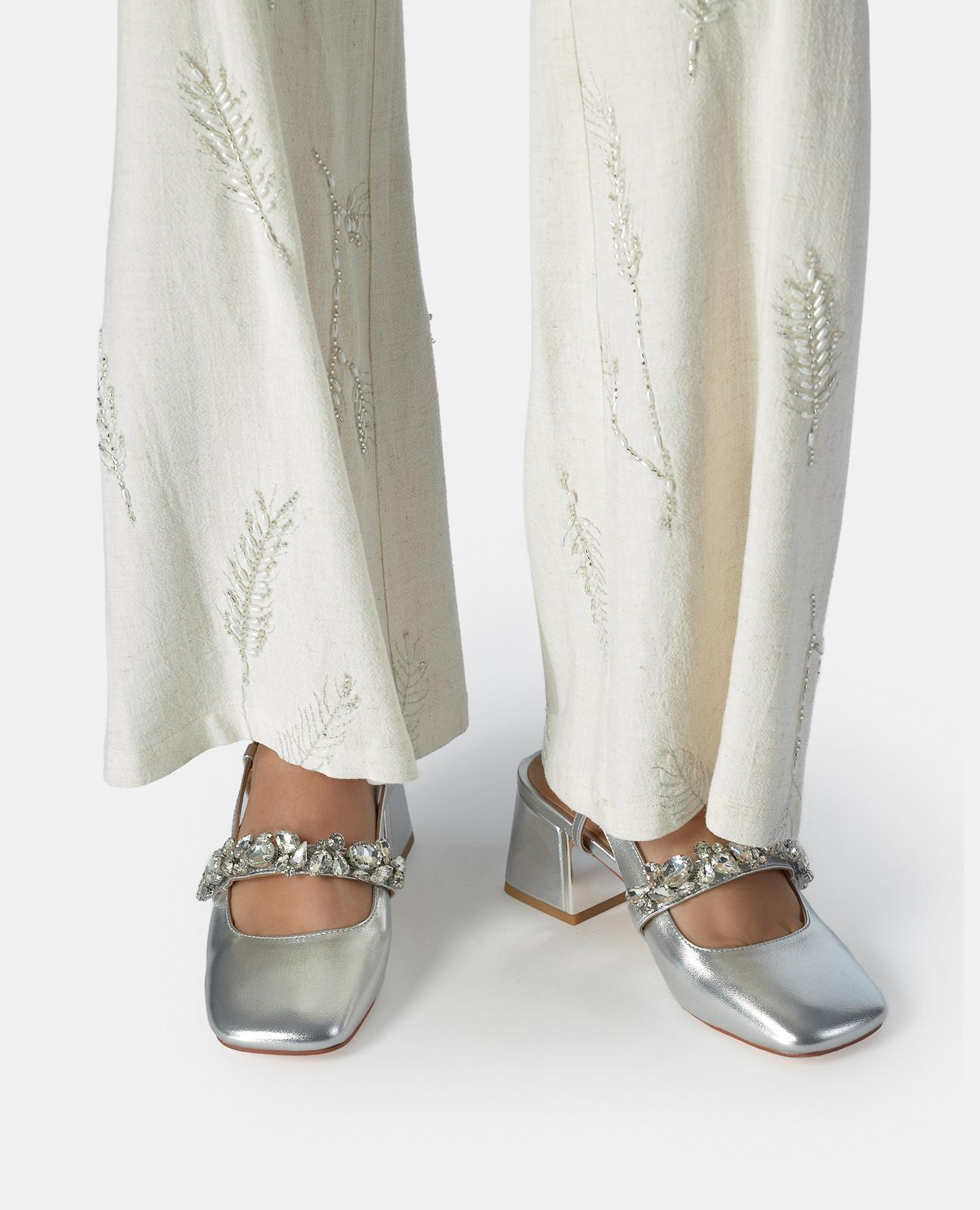 Sapatos de Salto com o Calcanhar Aberto em Pele com Tira Frontal em Detalhe Joia Prateado-5