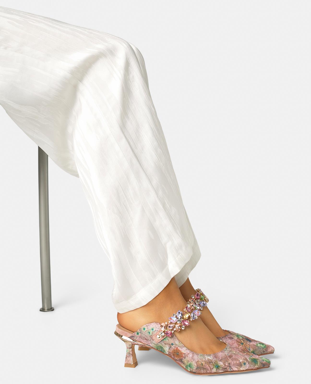 Sapatos de Salto com o Calcanhar Aberto em Renda Estampada e Tira de Pedraria Rosa-5