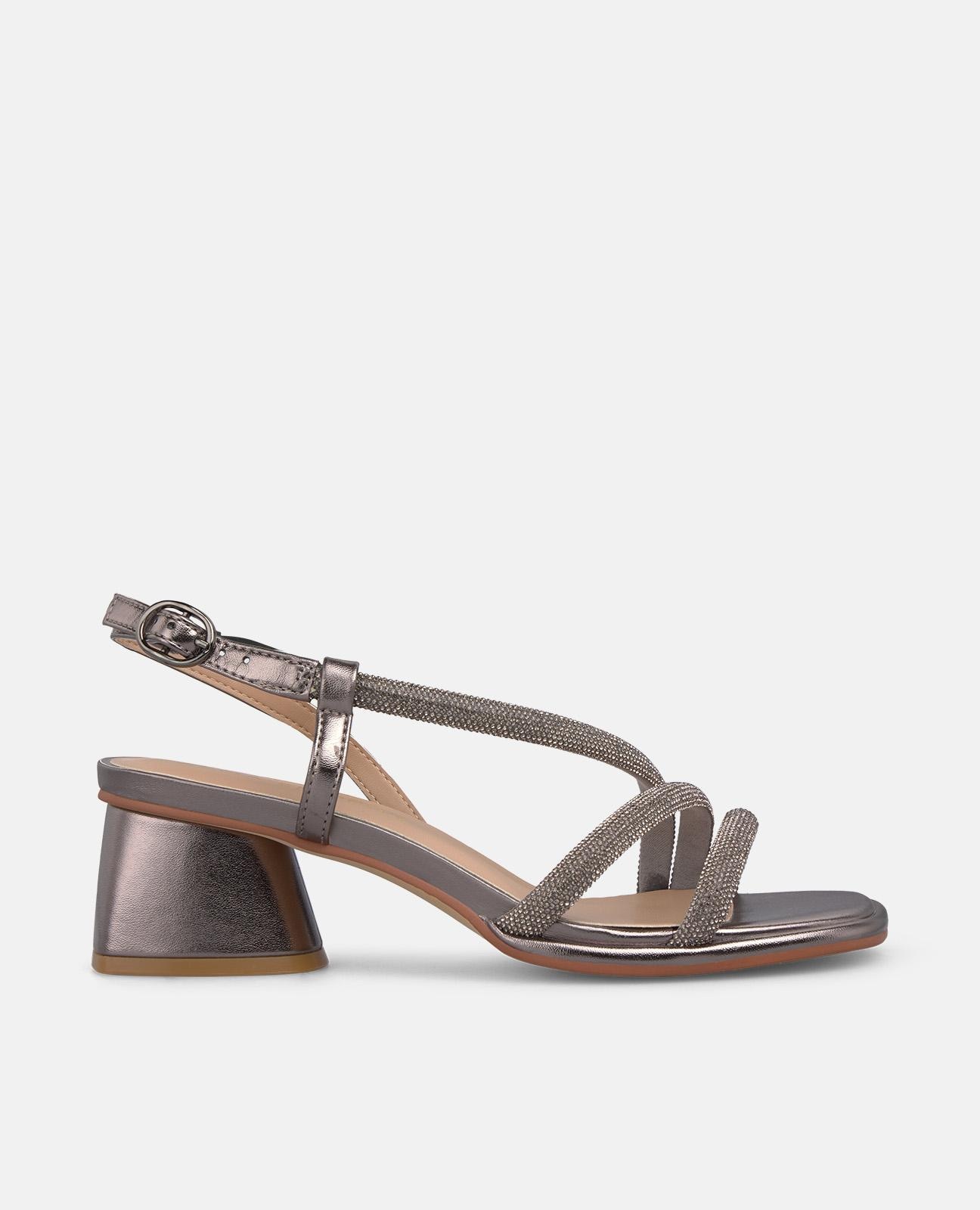 Imagem 0 de Sandálias de Salto Efeito Metalizado com Tiras Tubulares e Fecho de Fivela