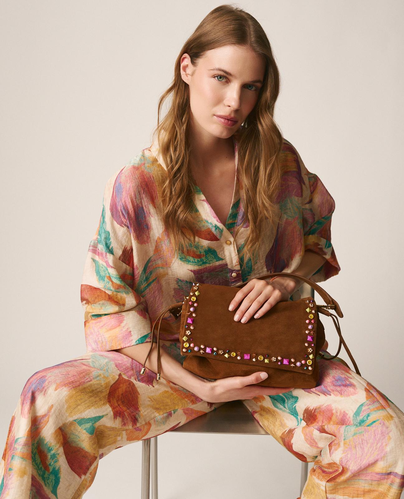 Mala Shopper de Pele com Design em Tachas Metálicas de Cores e Alça a Tiracolo Ajustável Caramelo-2