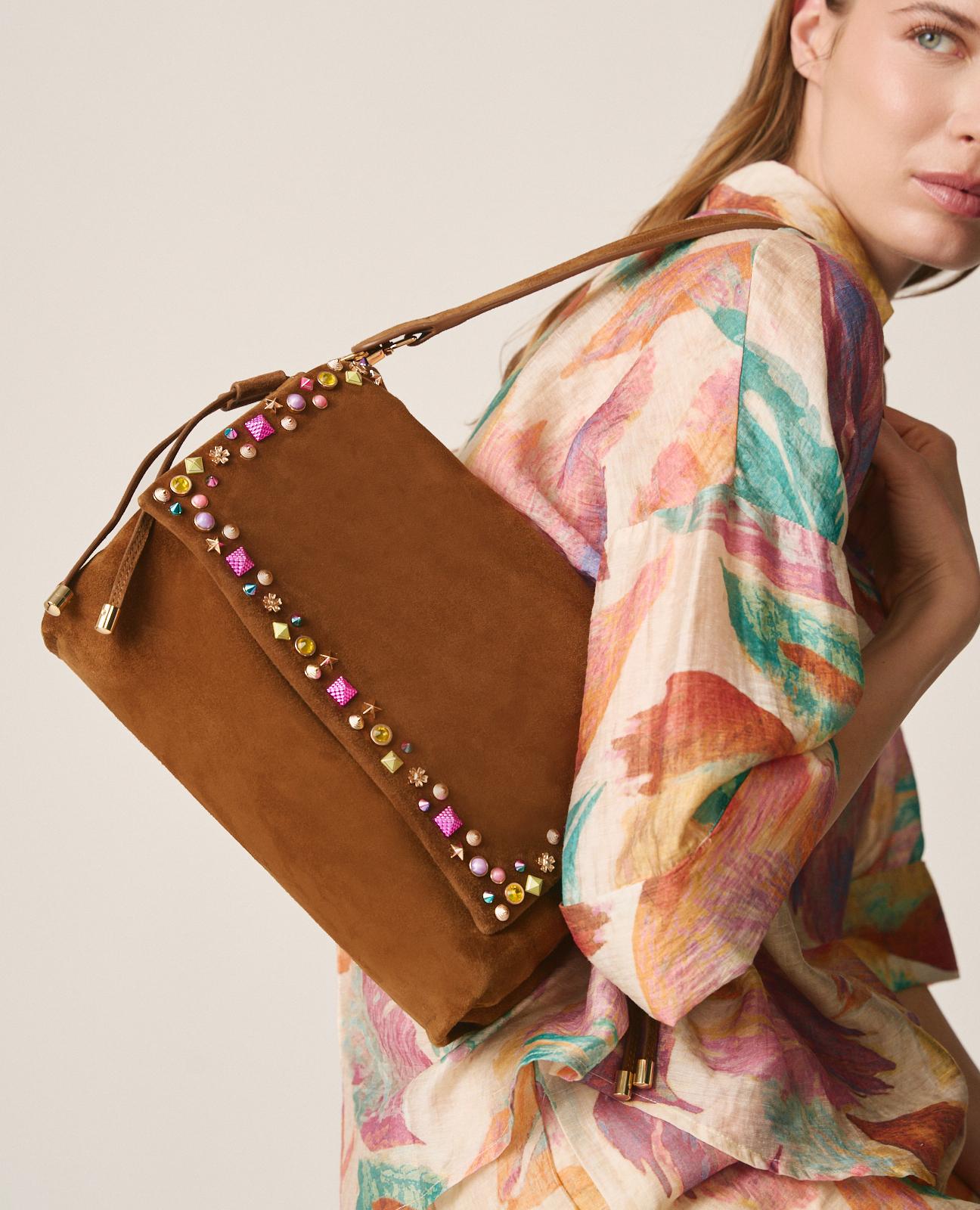 Mala Shopper de Pele com Design em Tachas Metálicas de Cores e Alça a Tiracolo Ajustável Caramelo-3