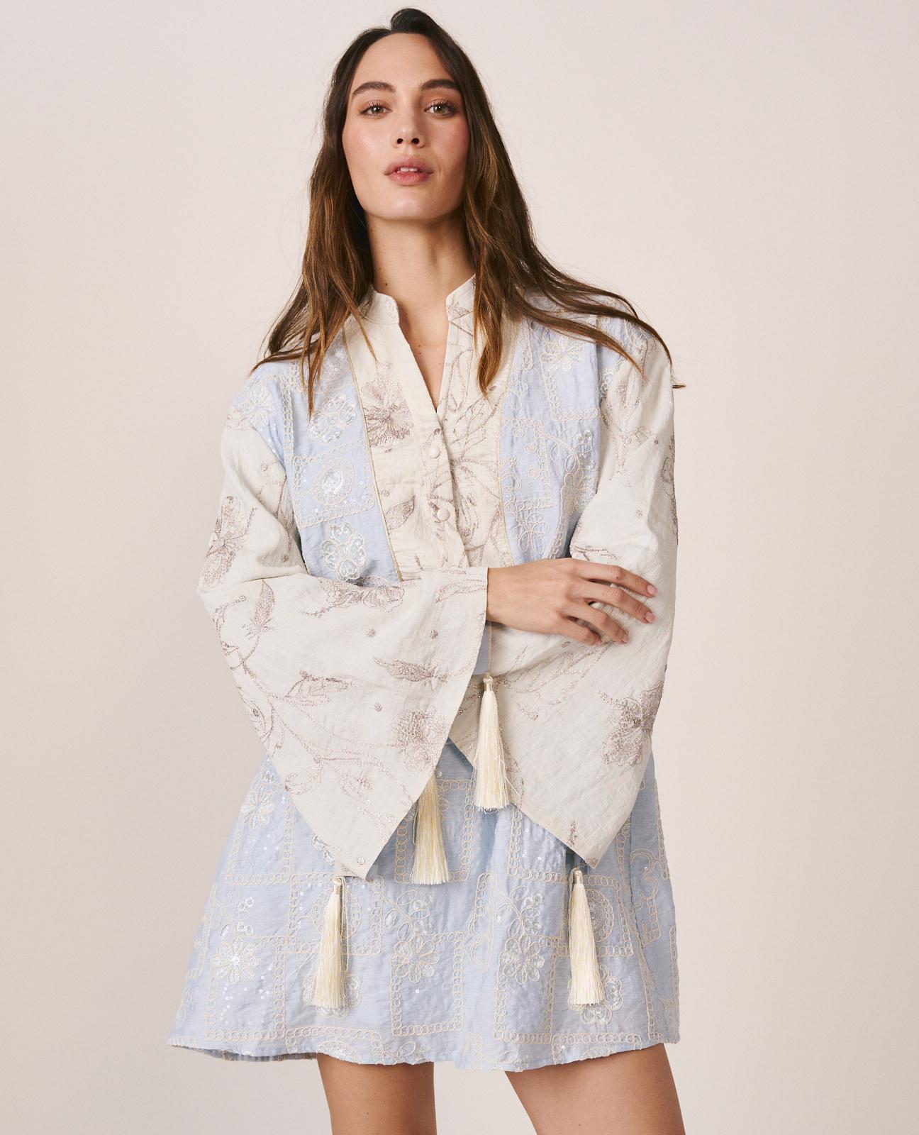 Imagem 0 de Vestido Curto Bordado com Lantejoulas e Manga Comprida À Boca de Sino