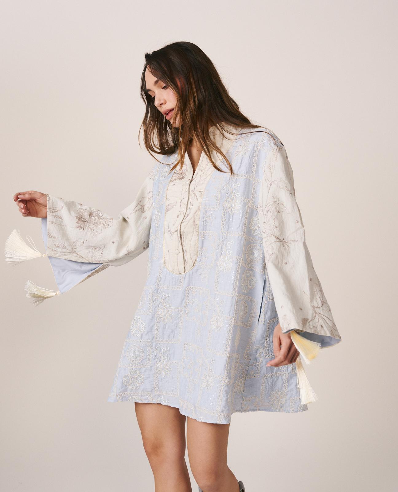 Vestido Curto Bordado com Lantejoulas e Manga Comprida À Boca de Sino Azul-5