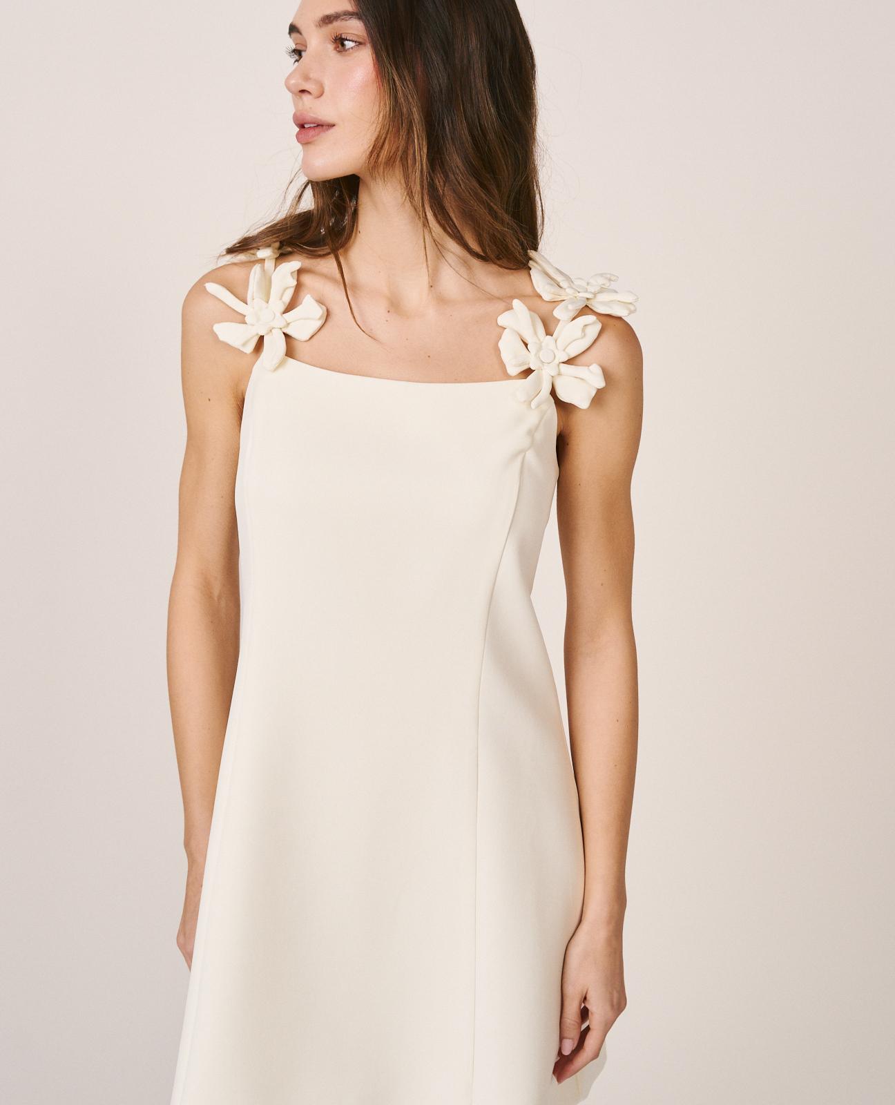 Imagem 0 de Vestido Curto Confecionado em Crepe com Flores de Tecido nas Alças