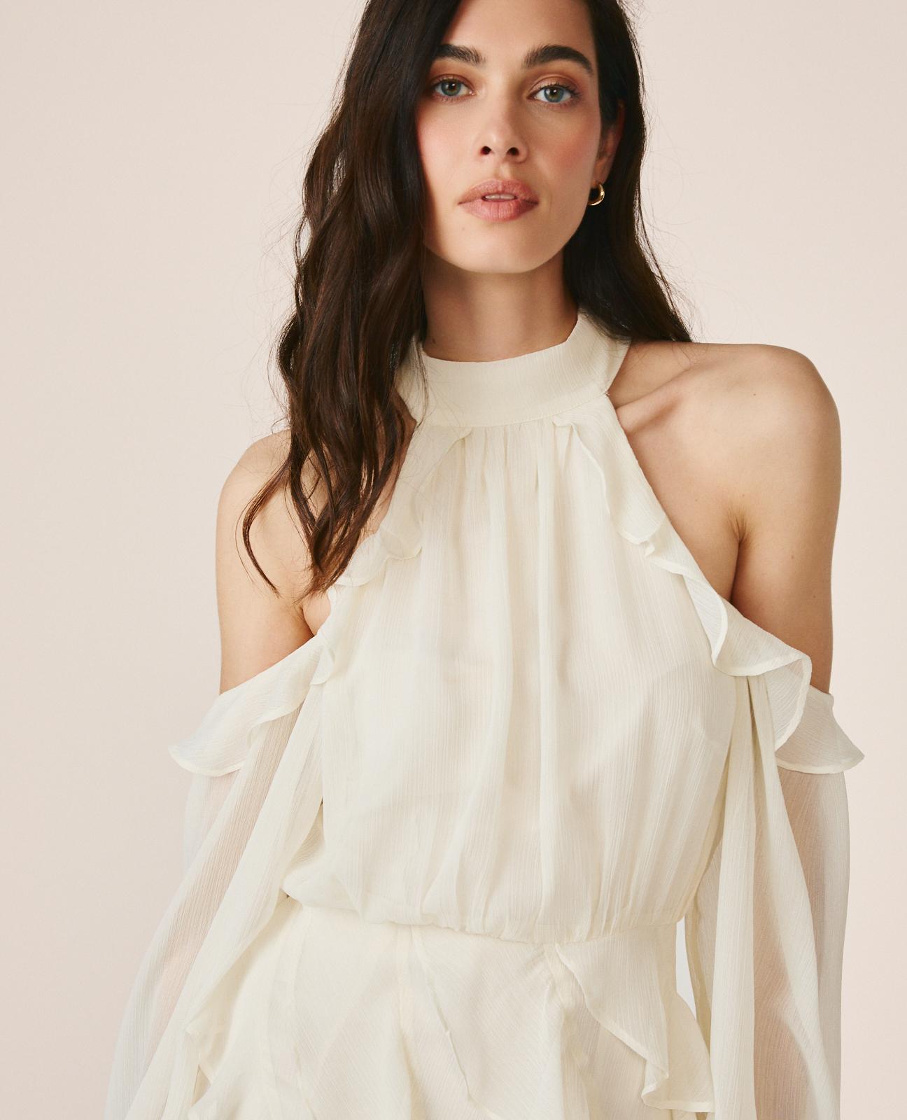 Vestido Curto Fluído Confecionado em Gáspea com Ombros Descobertos e Costas com Folhos Ao Gola Branco-2