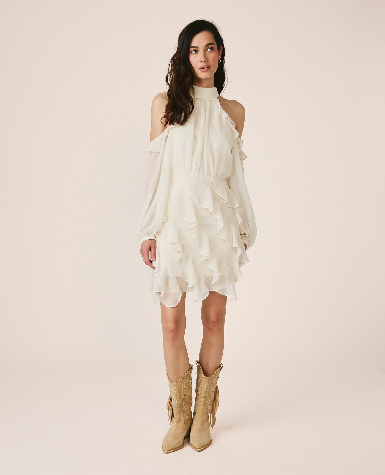 Vestido Curto Fluído Confecionado em Gáspea com Ombros Descobertos e Costas com Folhos Ao Gola Branco-3
