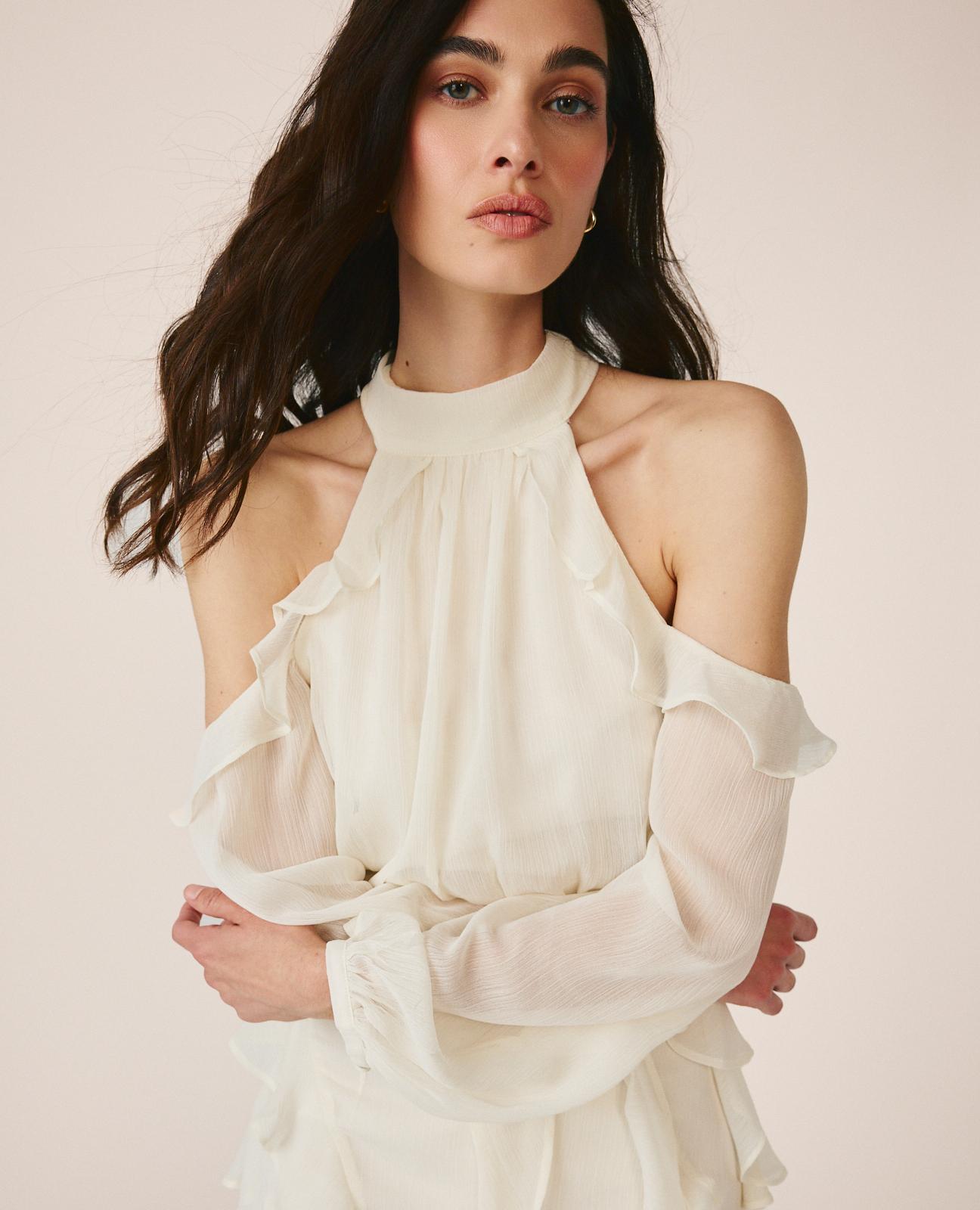 Vestido Curto Fluído Confecionado em Gáspea com Ombros Descobertos e Costas com Folhos Ao Gola Branco-5