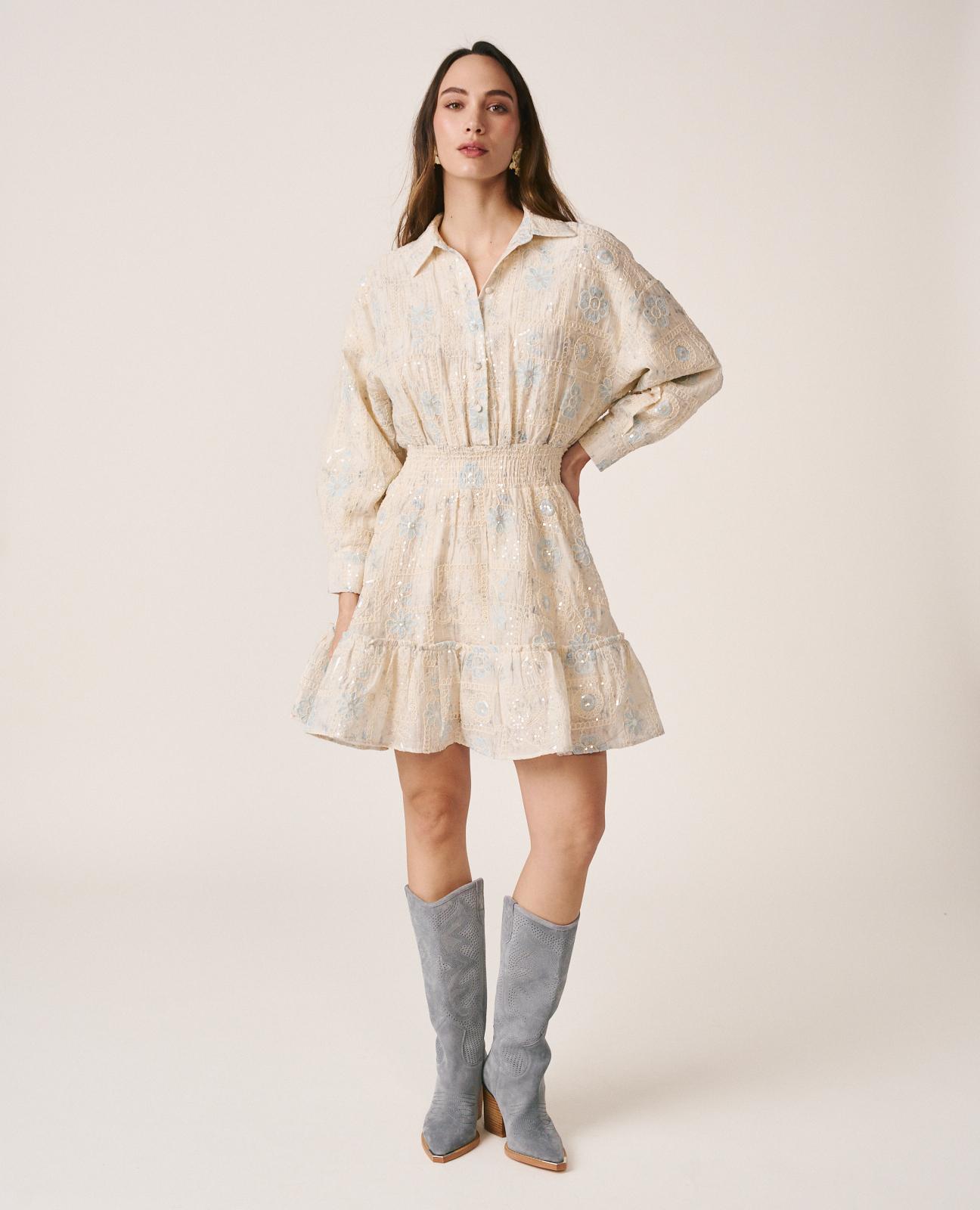 Imagem 0 de Vestido Curto Bordado com Lantejoulas de Manga Comprida Tipo Camisa e Bolsos Laterais