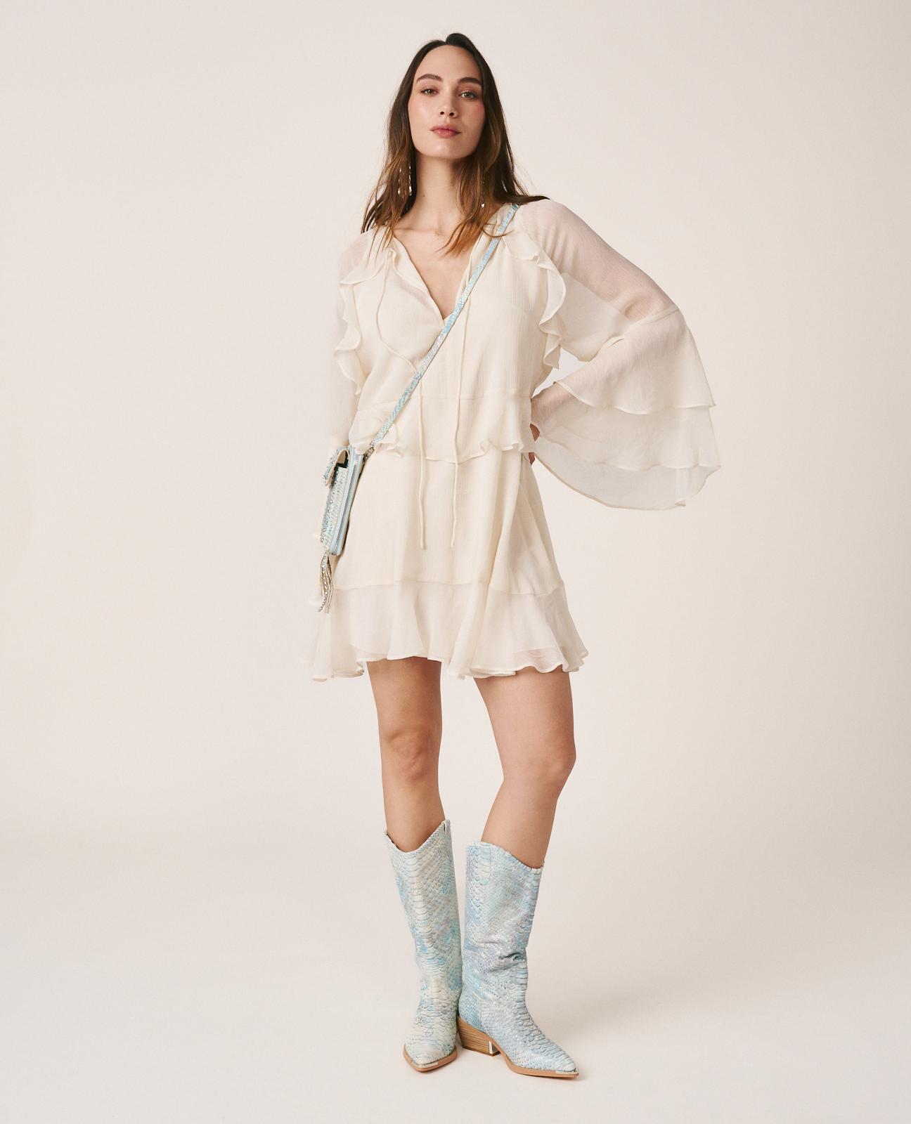 Vestido Curto Fluido Confecionado em Gase de Manga Comprida À Boca de Sino Branco-2