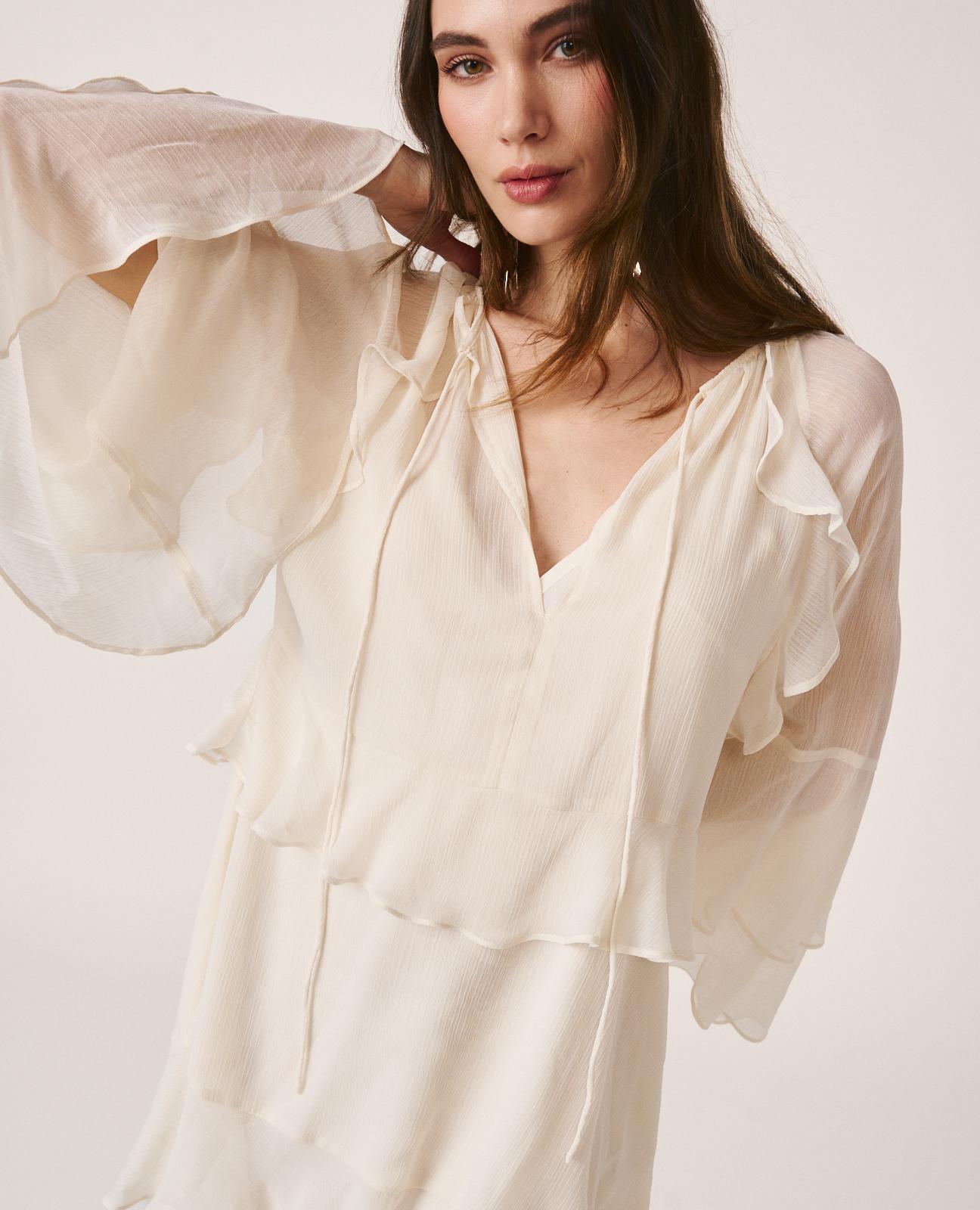 Vestido Curto Fluido Confecionado em Gase de Manga Comprida À Boca de Sino Branco-3
