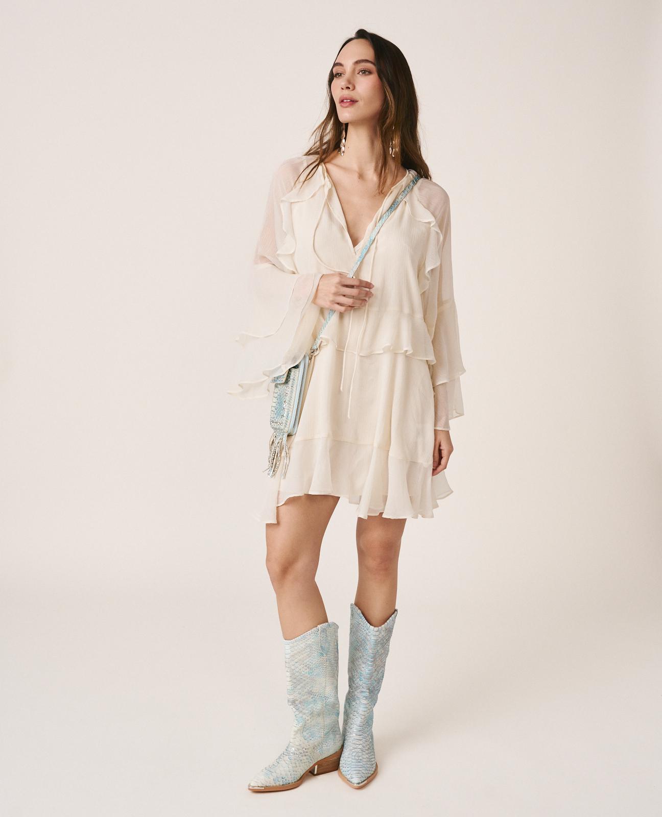 Vestido Curto Fluido Confecionado em Gase de Manga Comprida À Boca de Sino Branco-5