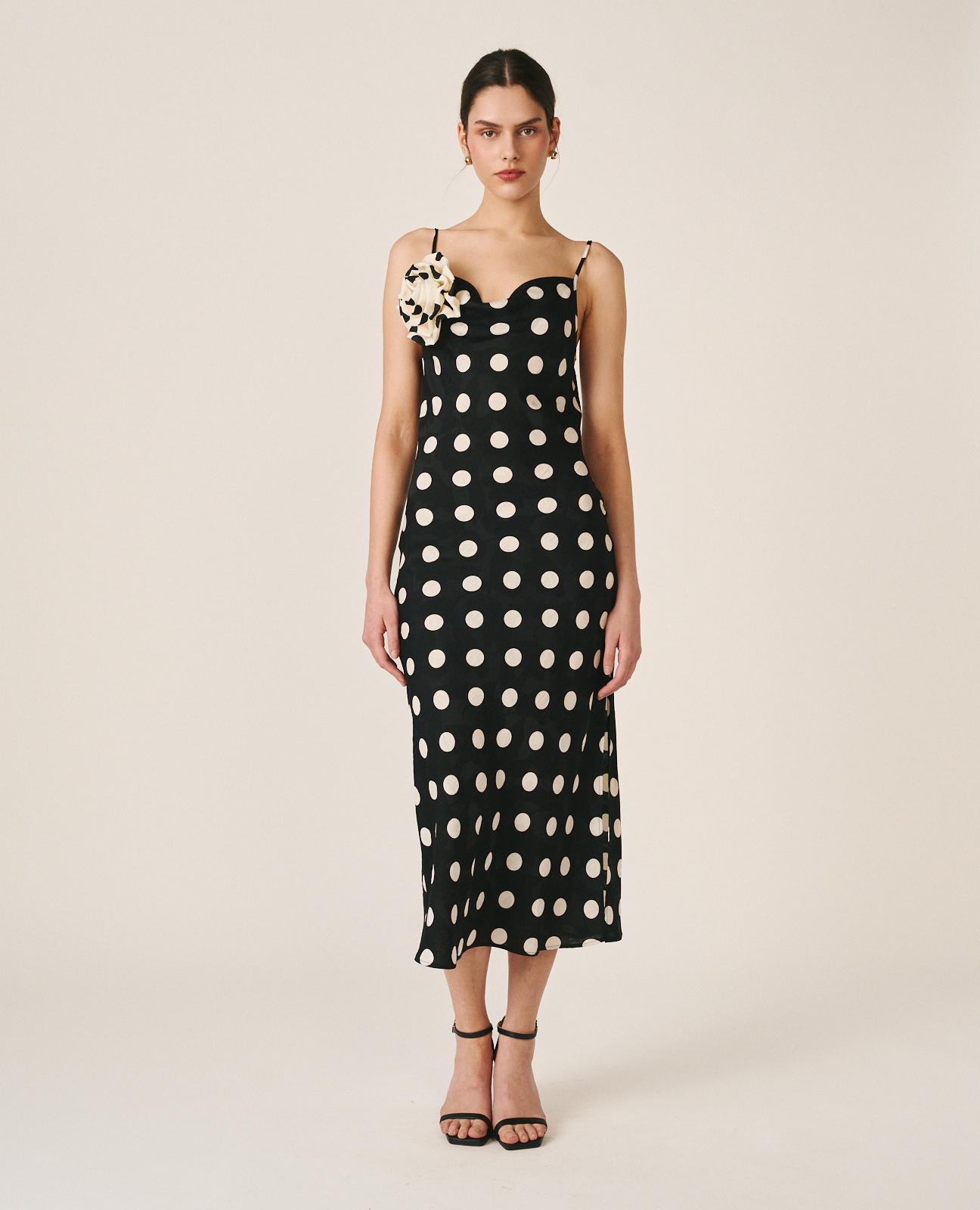 Imagem 0 de Vestido Midi de Cetim Às Bolinhas com Adorno de Flor de Tecido
