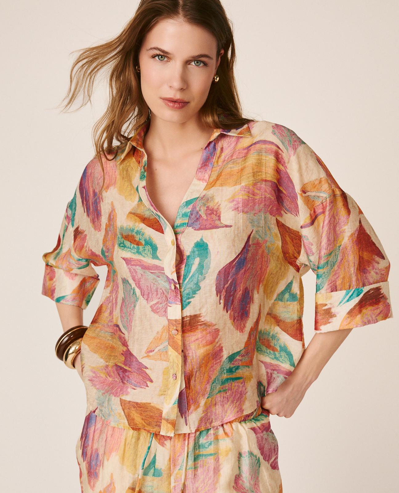 Imagem 0 de Camisa com Estampado Tropical de Manga Curta com Punhos Dobrados