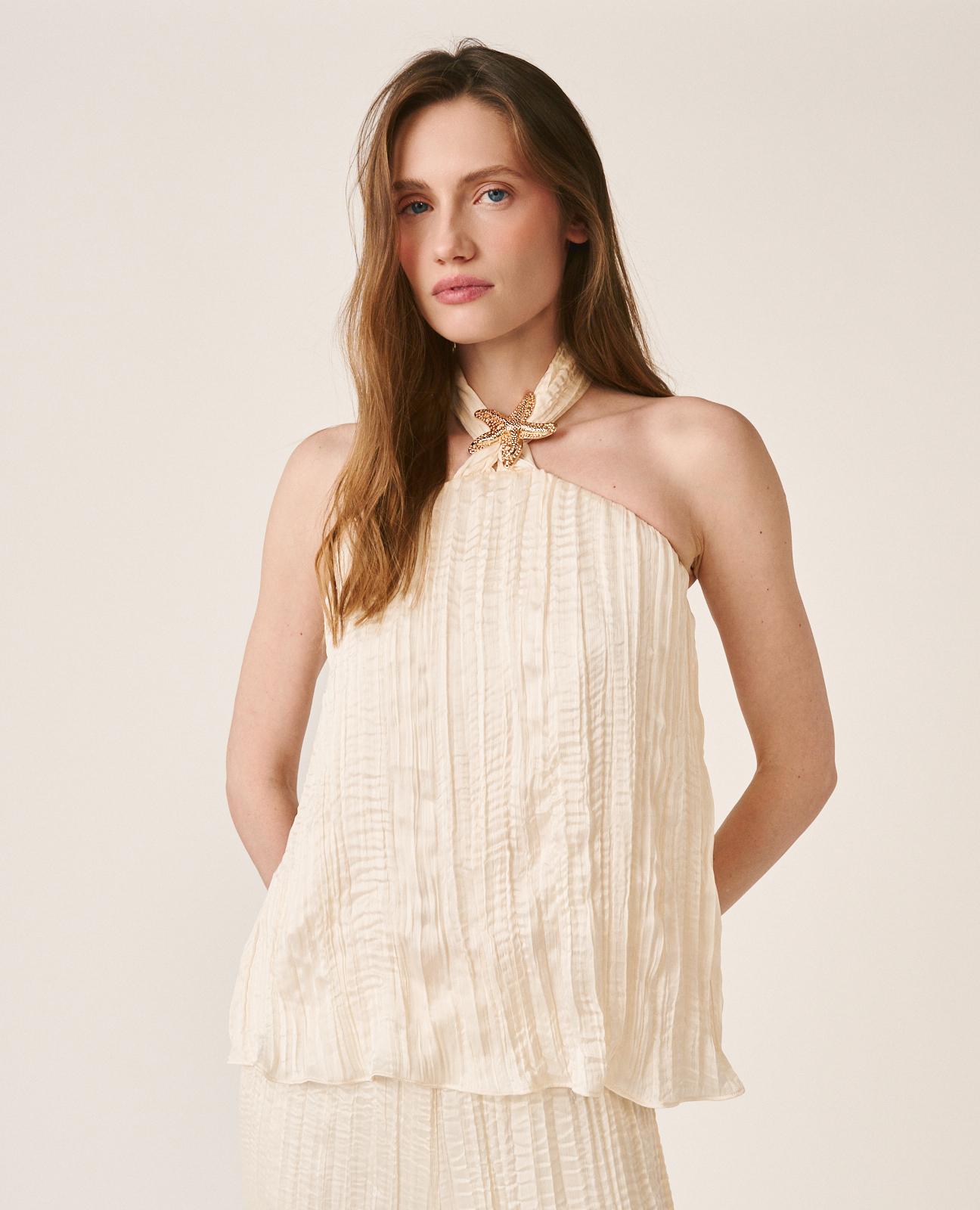 Blusa de Cetim com Efeito Enrugado e Broche de Estrela-do-mar na Gola Halter Branco-3