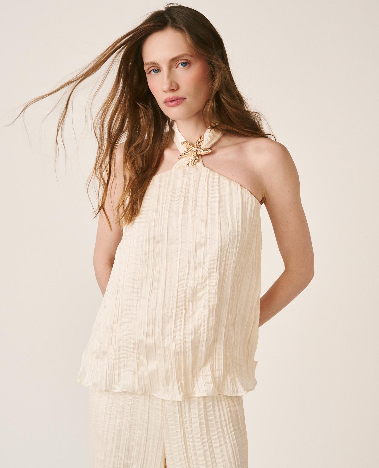 Blusa de Cetim com Efeito Enrugado e Broche de Estrela-do-mar na Gola Halter Branco-6