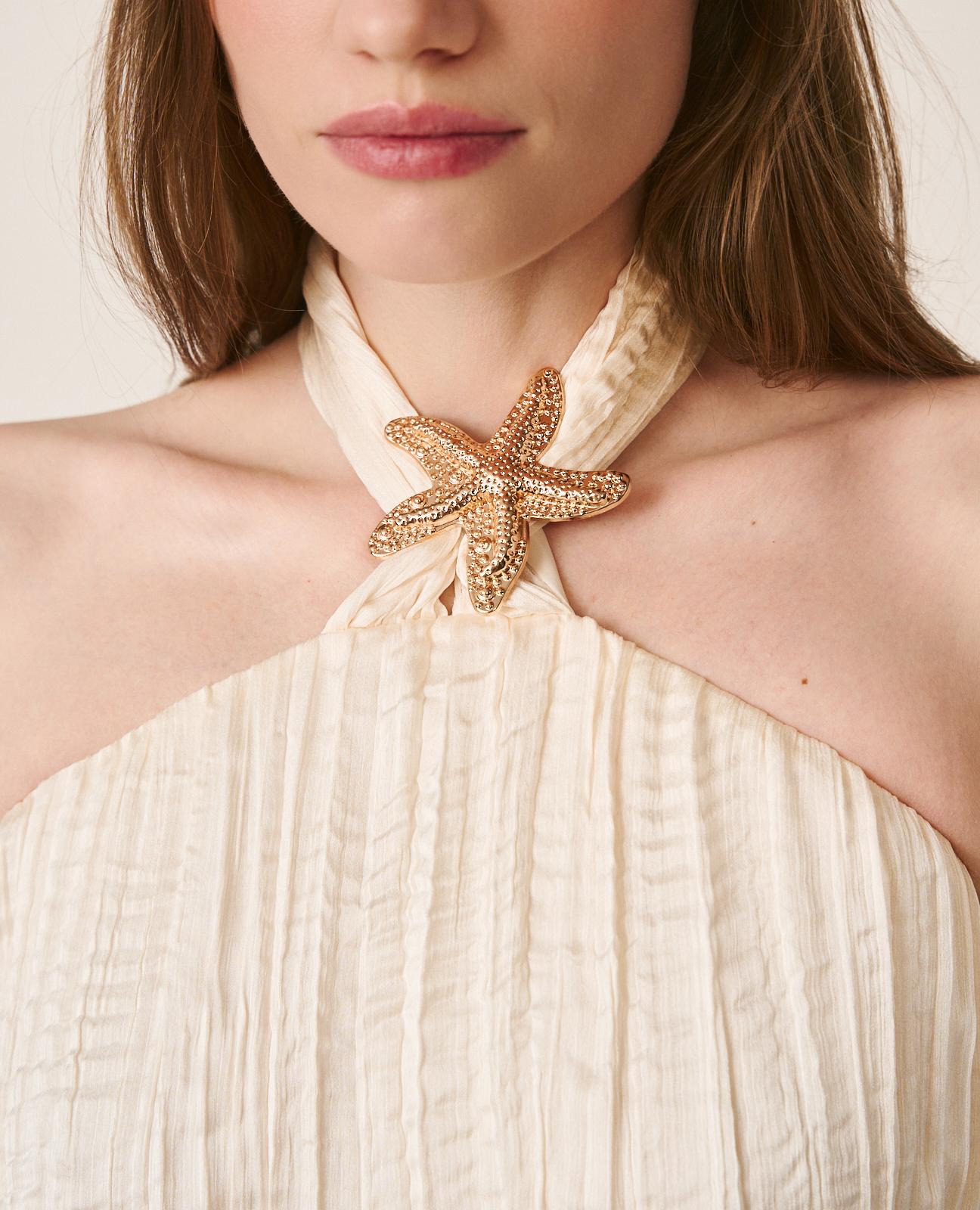 Blusa de Cetim com Efeito Enrugado e Broche de Estrela-do-mar na Gola Halter Branco-7