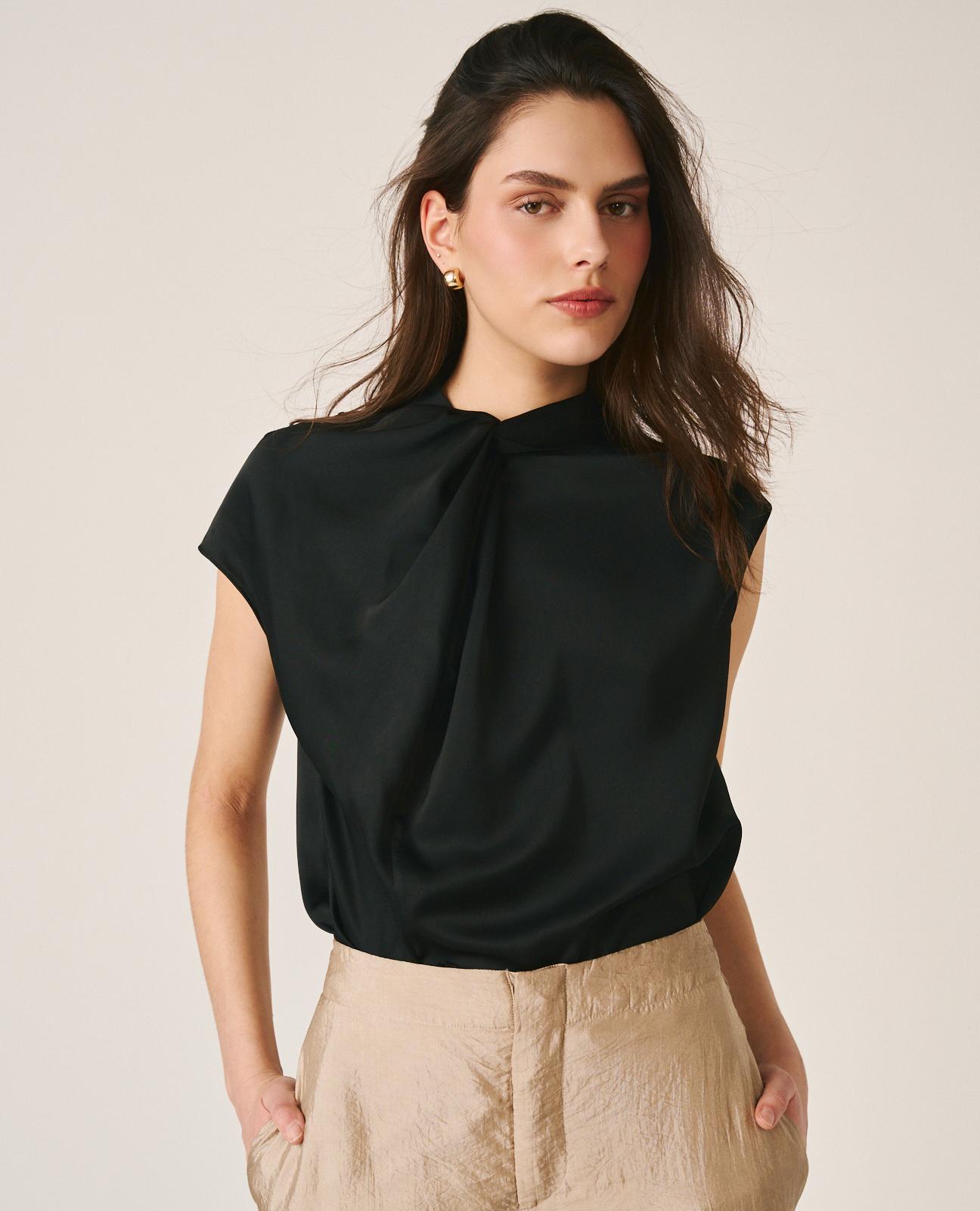 Imagem 0 de Blusa em Cetim sem Mangas e Gola Drapeada Assimétrica