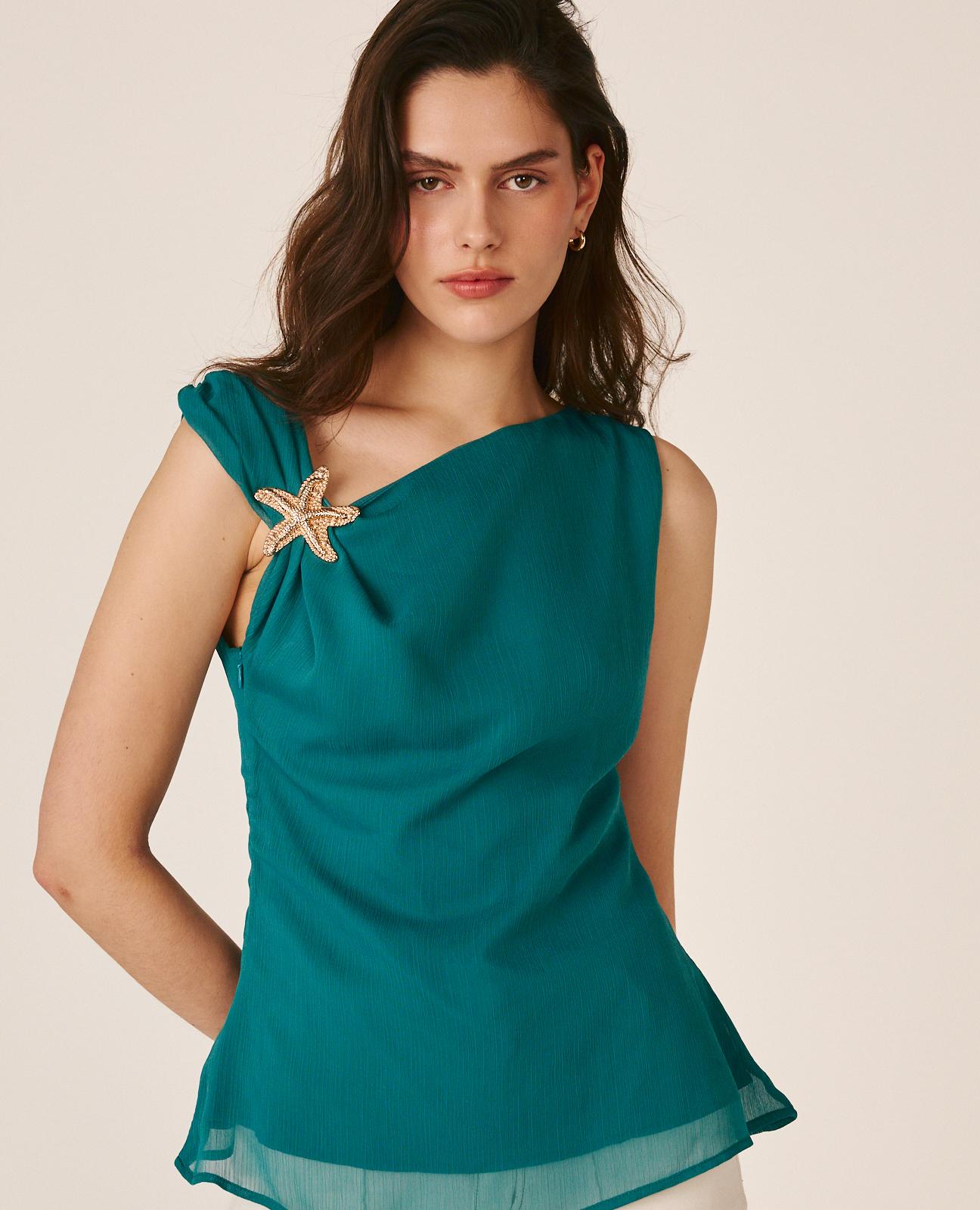 Imagem 0 de Top de Corte Assimétrico Drapeado com Broche Metálico de Estrela Do Mar Num Ombro