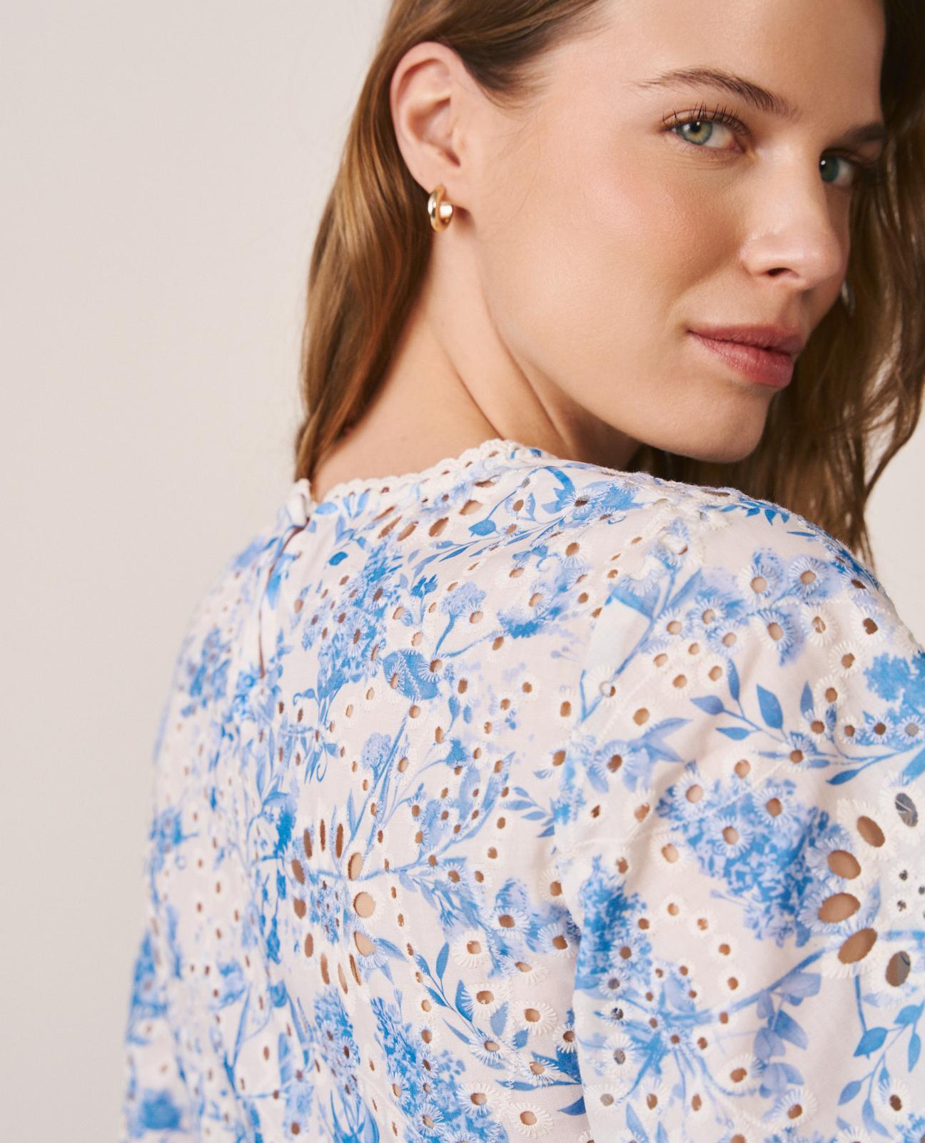Top com Bordado Inglês e Estampado Floral de Manga Curta À Boca de Sino Azul-5