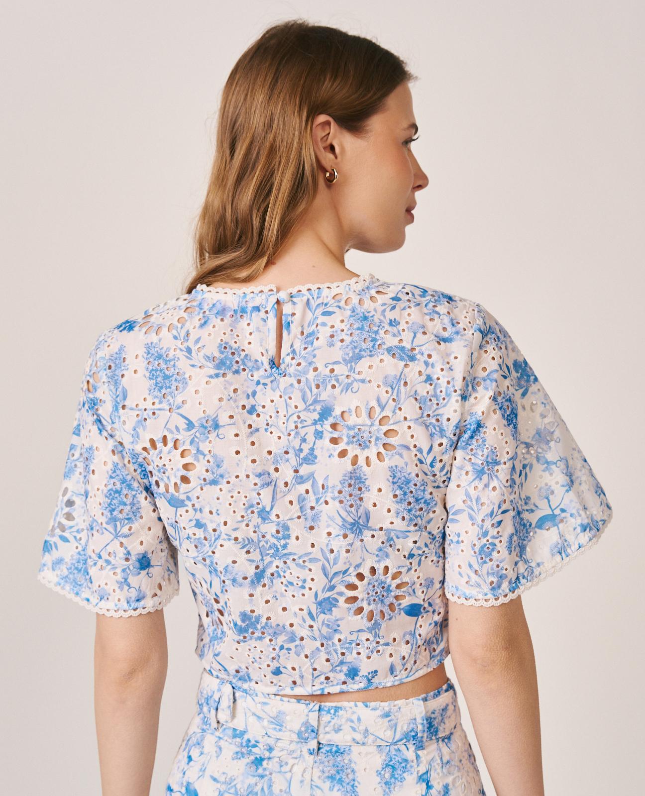Top com Bordado Inglês e Estampado Floral de Manga Curta À Boca de Sino Azul-7