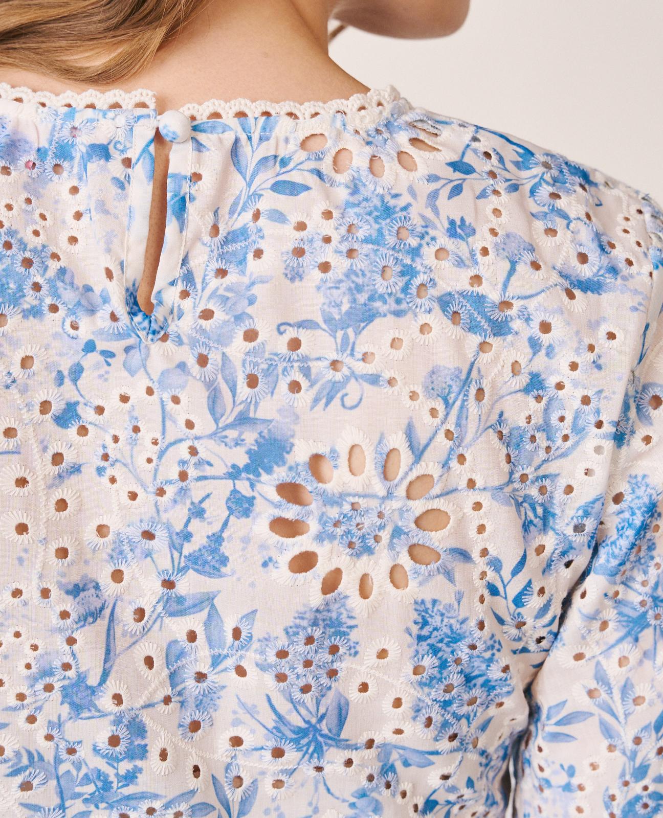 Top com Bordado Inglês e Estampado Floral de Manga Curta À Boca de Sino Azul-8