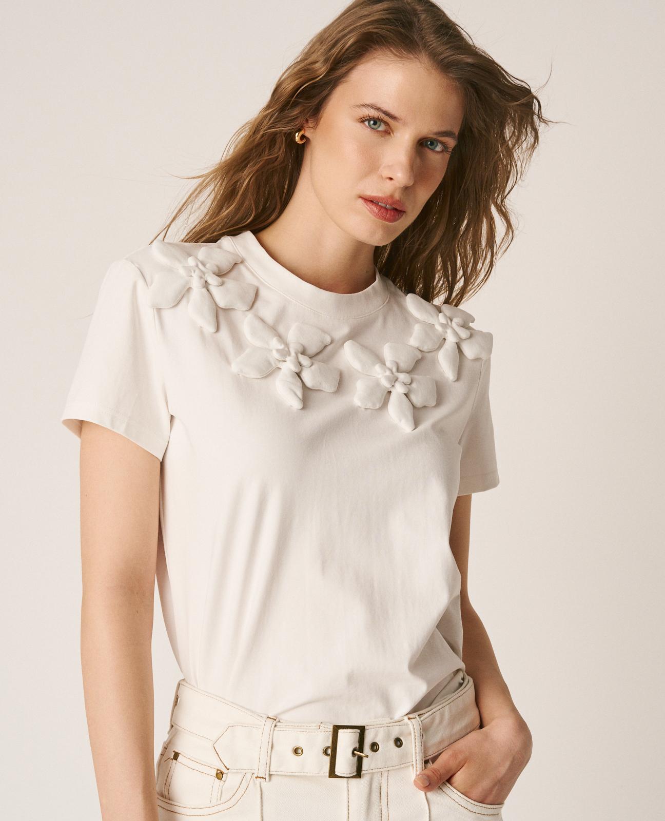 T-shirt de Algodão com Apliques de Flores em 3d na Gola Branco-2