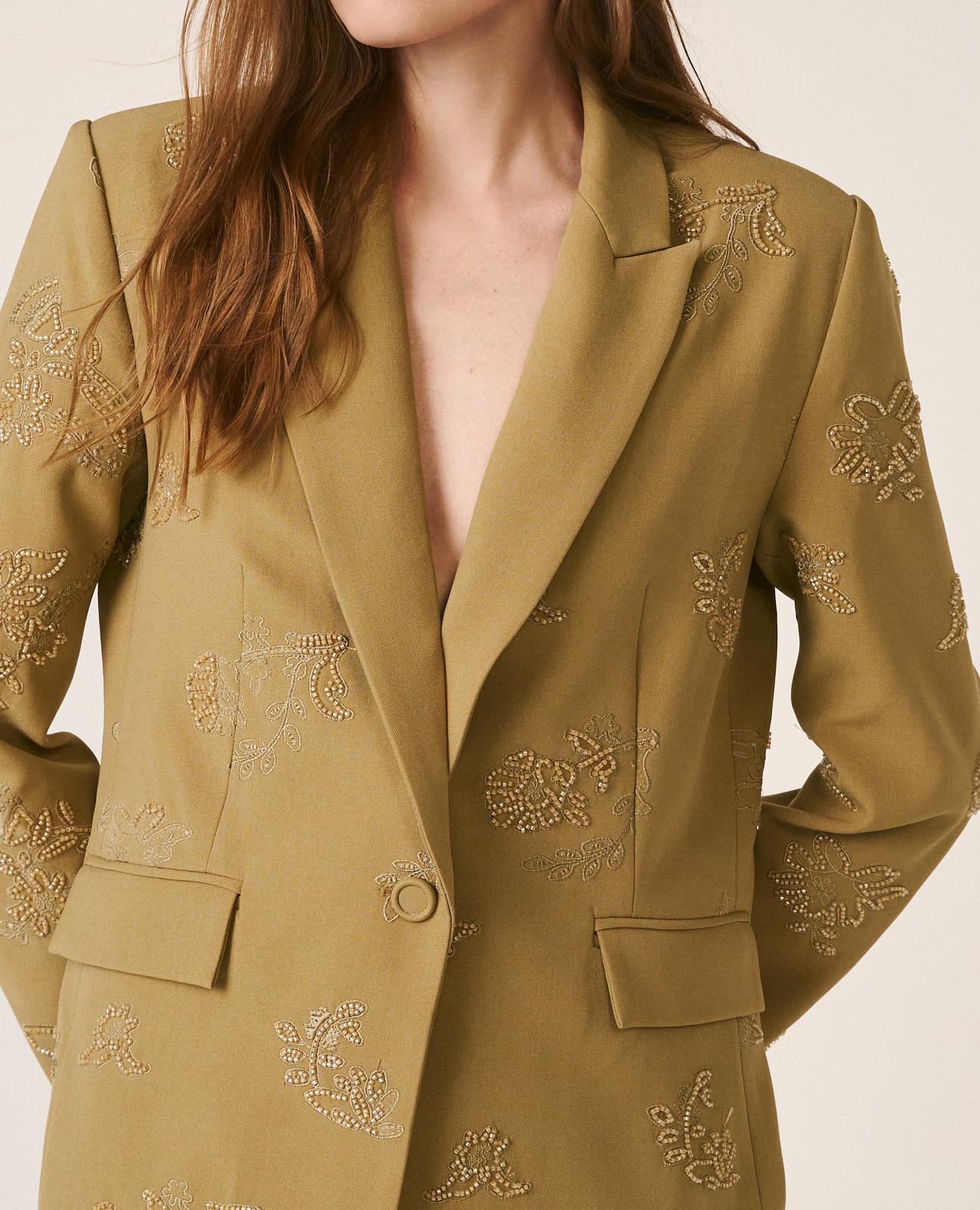 Blazer Confecionada em Crepe com Detalhes Bordados Camel-5