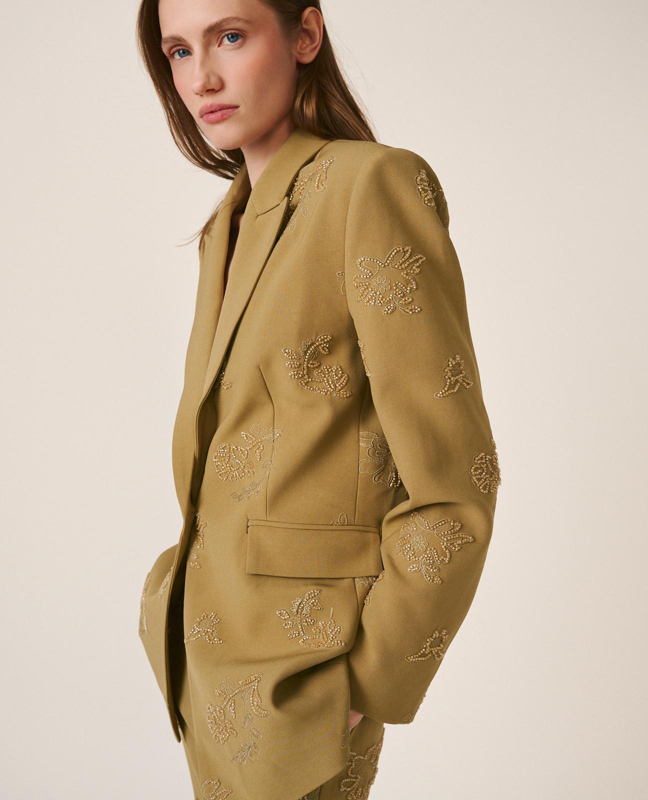 Blazer Confecionada em Crepe com Detalhes Bordados Camel-6