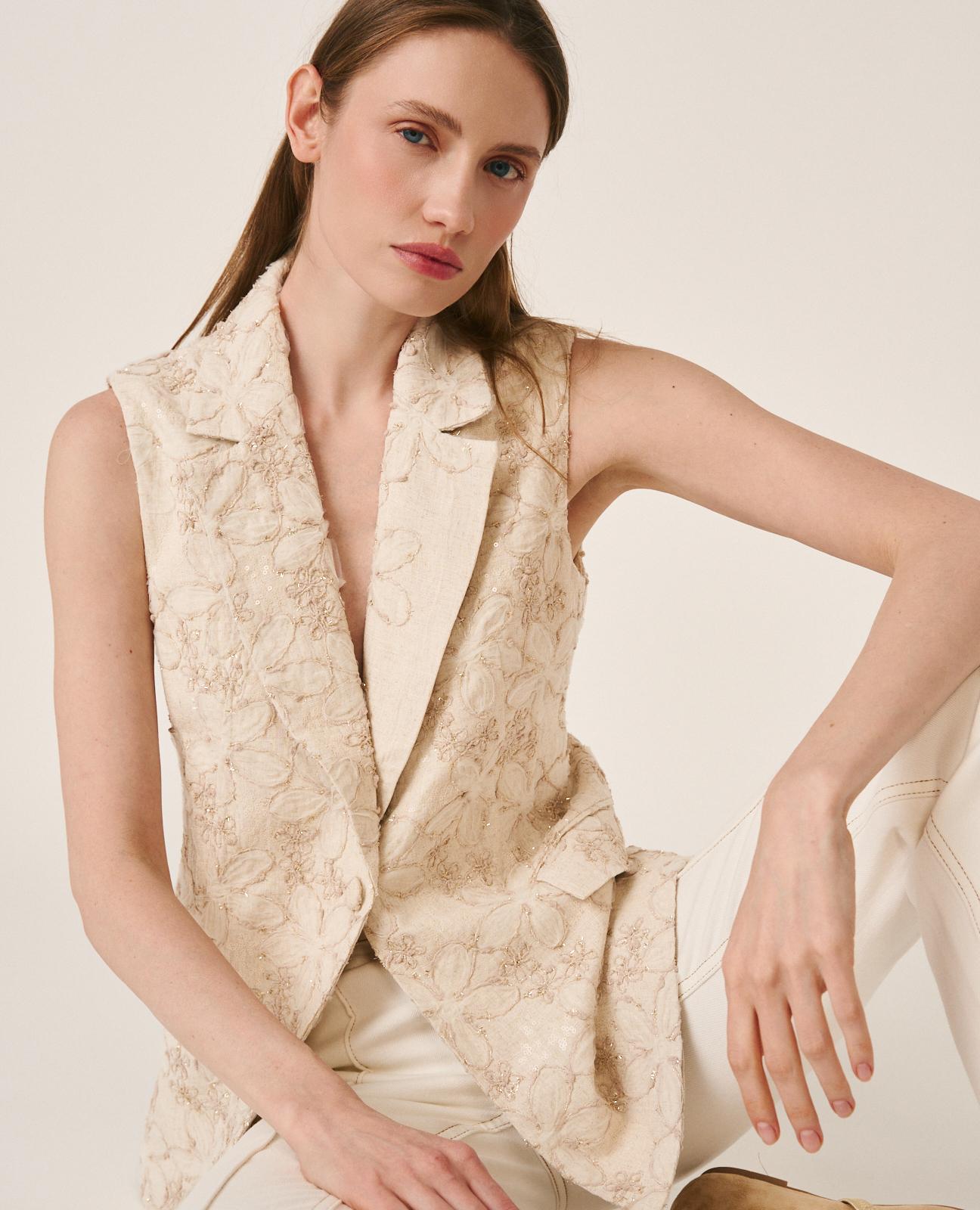 Imagem 0 de Colete Ajustado Confecionado em Tecido Rústico e Gola com Lapela